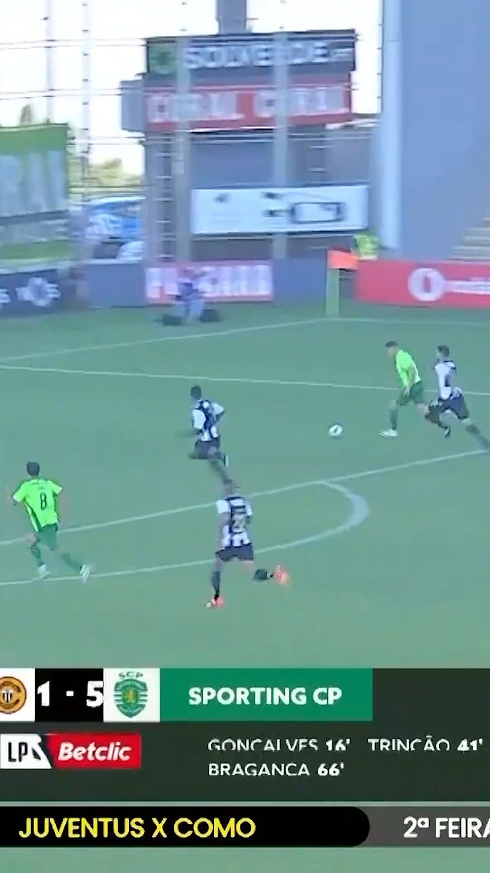 Fotbollsmatch med Sporting CP i grönt som anfaller mot motståndare på en gräsplan.