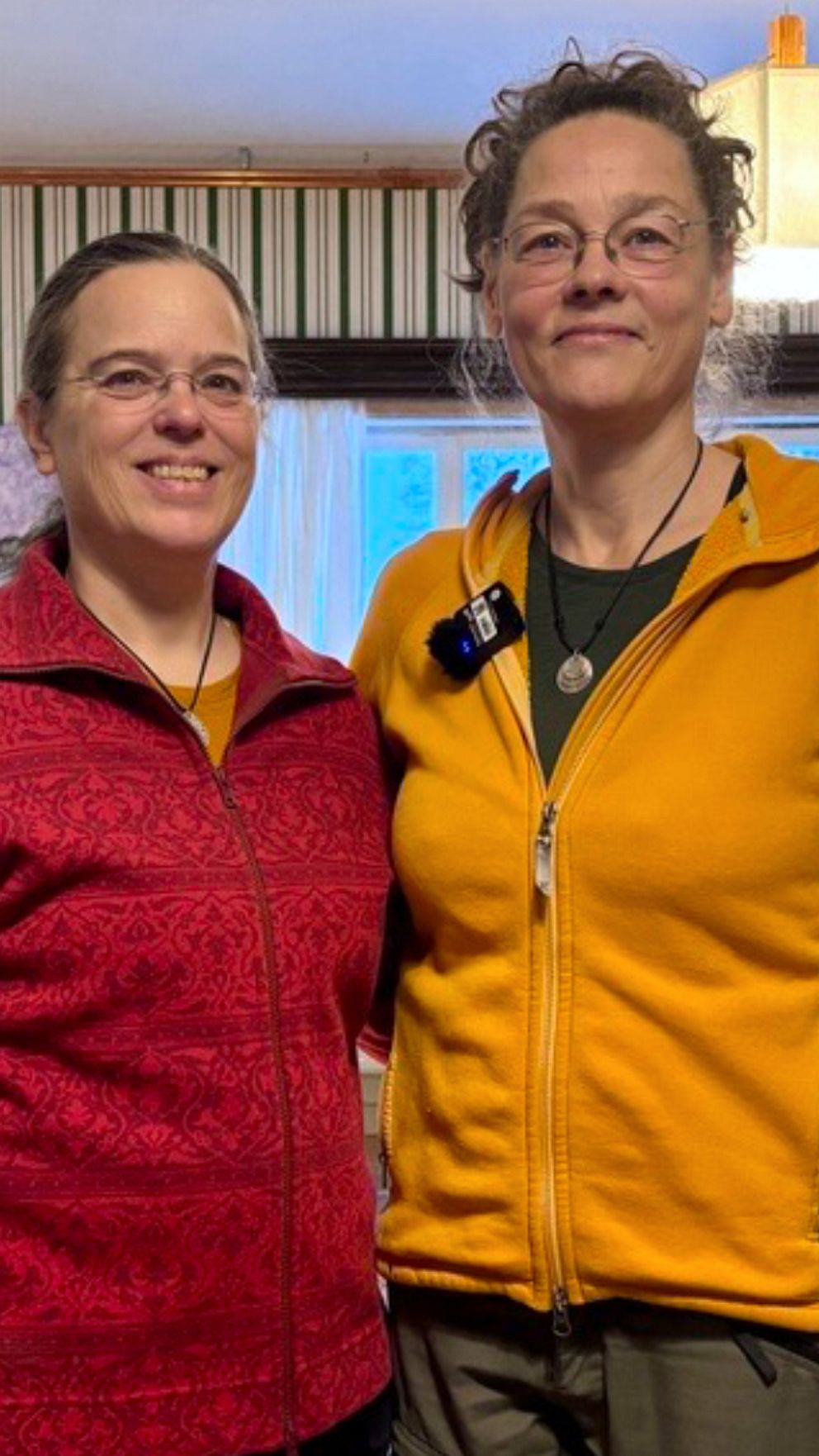 Anne Houser och Elenor Öster i Rönnöfors står vid en dörr.
