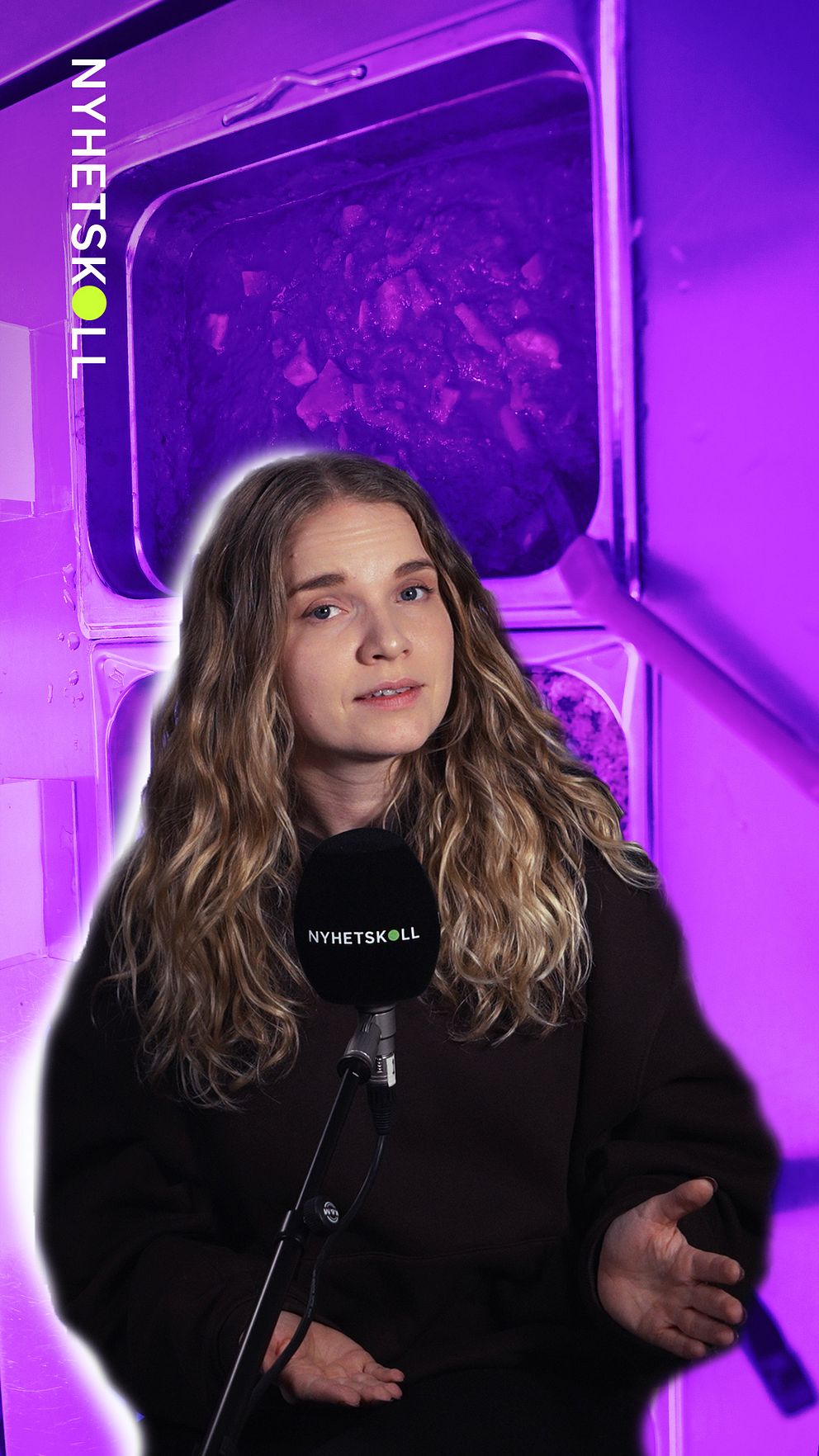 Reporter Louise C Andersson framför skolmat