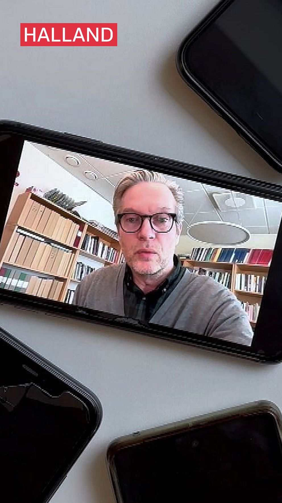 Sex mobiltelefoner placerade i en cirkel; en visar en videosamtal med en man.