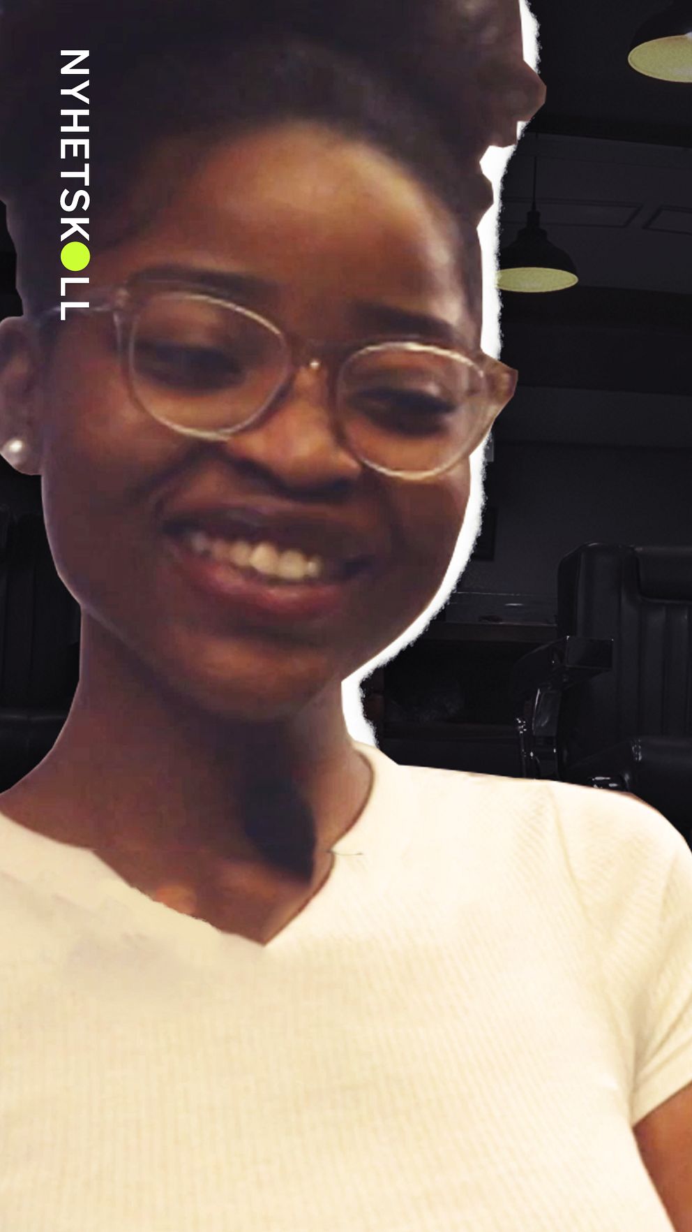 Frisören Naomi, 18, i en frisörsalong som hon startade i Kalmar. Det efter att hon inte lyckats hitta en enda frisör som kunde hantera hennes afrotexturhår.