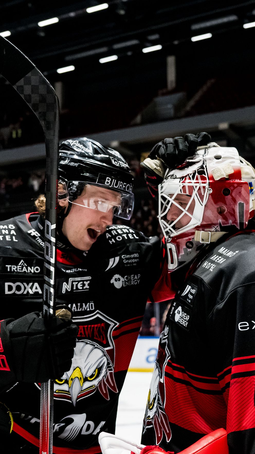 Två ishockeyspelare från Örebro HK firar på isen. Målvakten har nummer 40 på sin tröja.