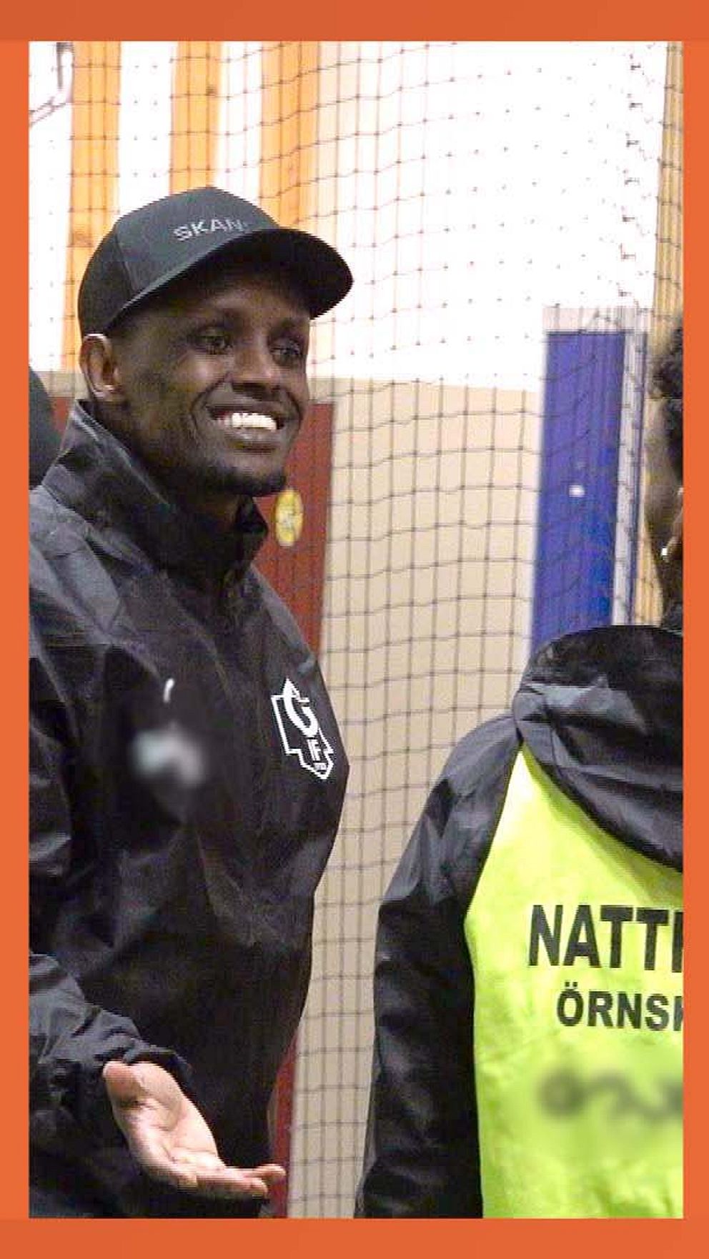 Tredelad bild. Till vänster: ungdom spelar fotboll. I mitten: tränare med nattfotbollsväst. Till höger: spelare med nattfotbollsväst.
