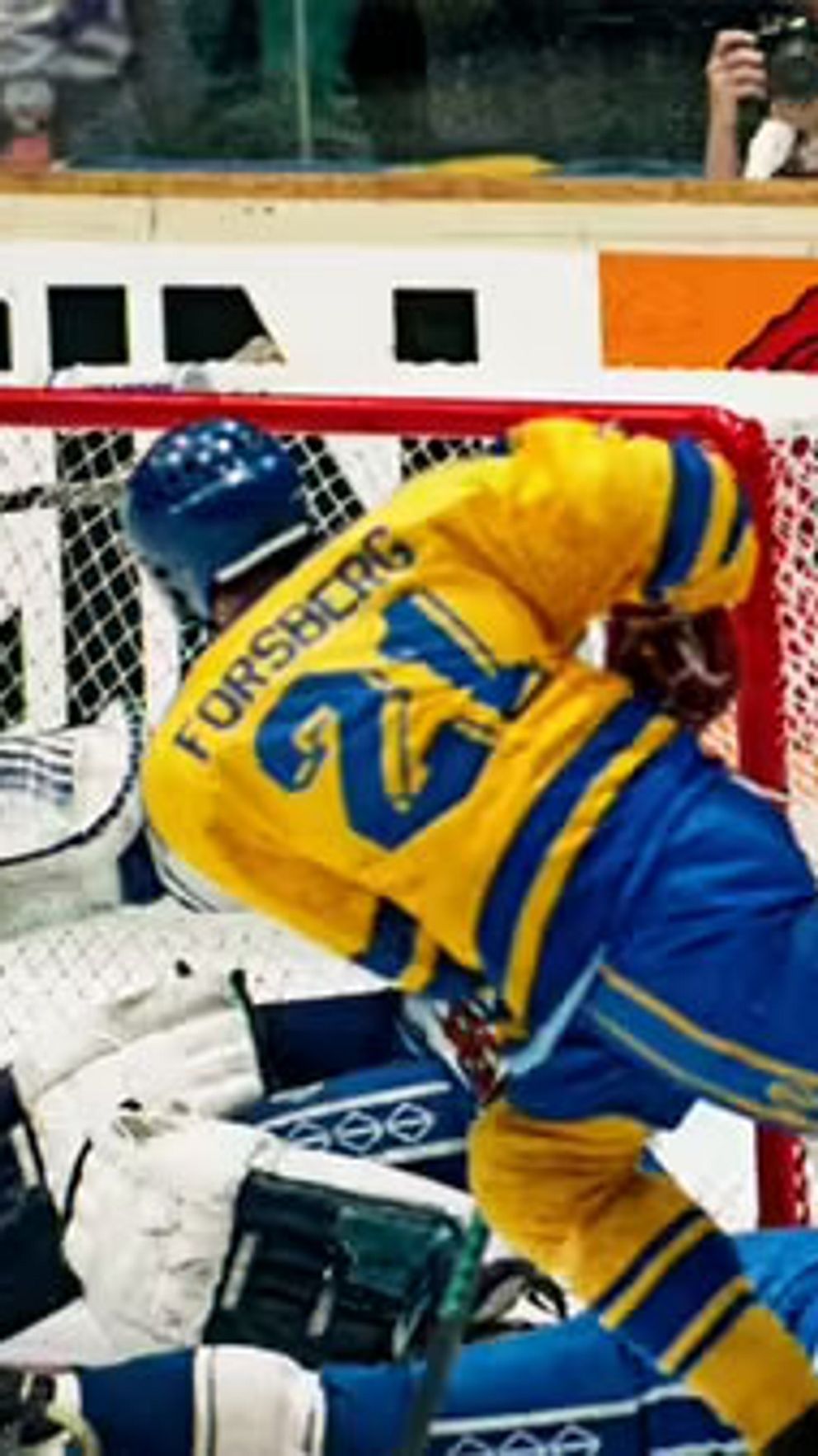 Hockeyspelare i svenska landslaget vid målchans mot Finland, spelare faller framför mål.