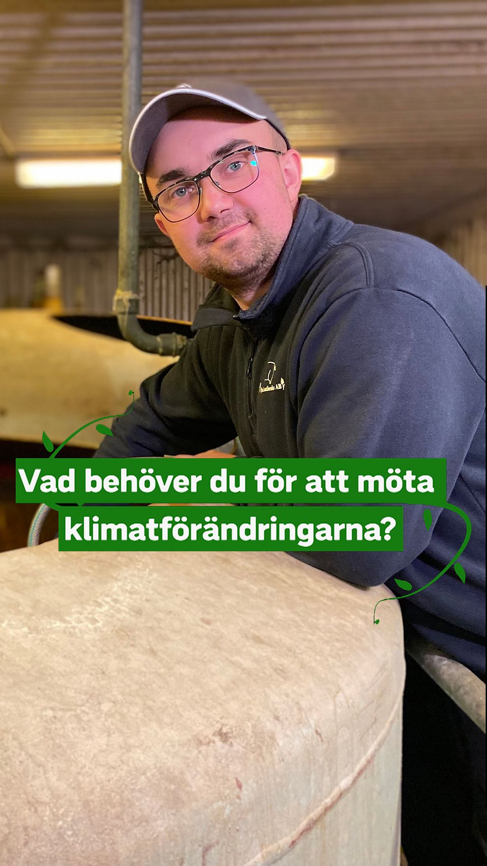 En man som står i ett grisstall. Ovanpå honom ligger grafik där det står Vad behöver du för att möta klimatförändringarna?