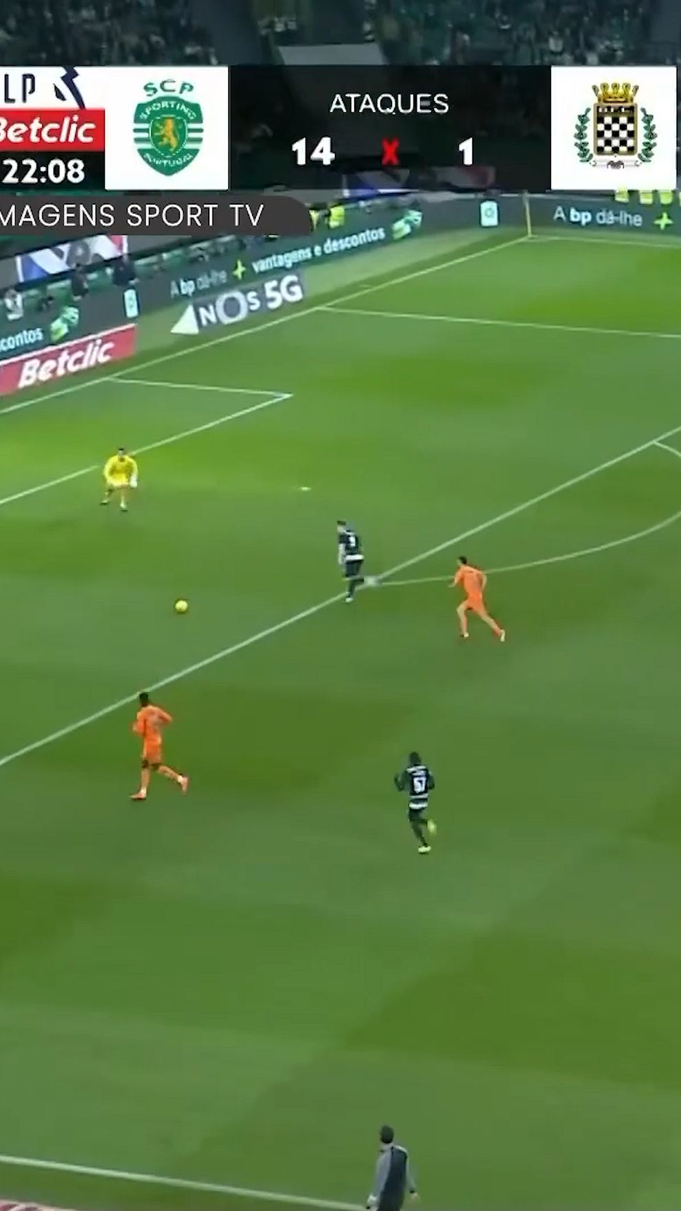 Fotbollsmatch mellan Sporting och Boavista med anfallssiffra 14–1 och målvakt med boll.