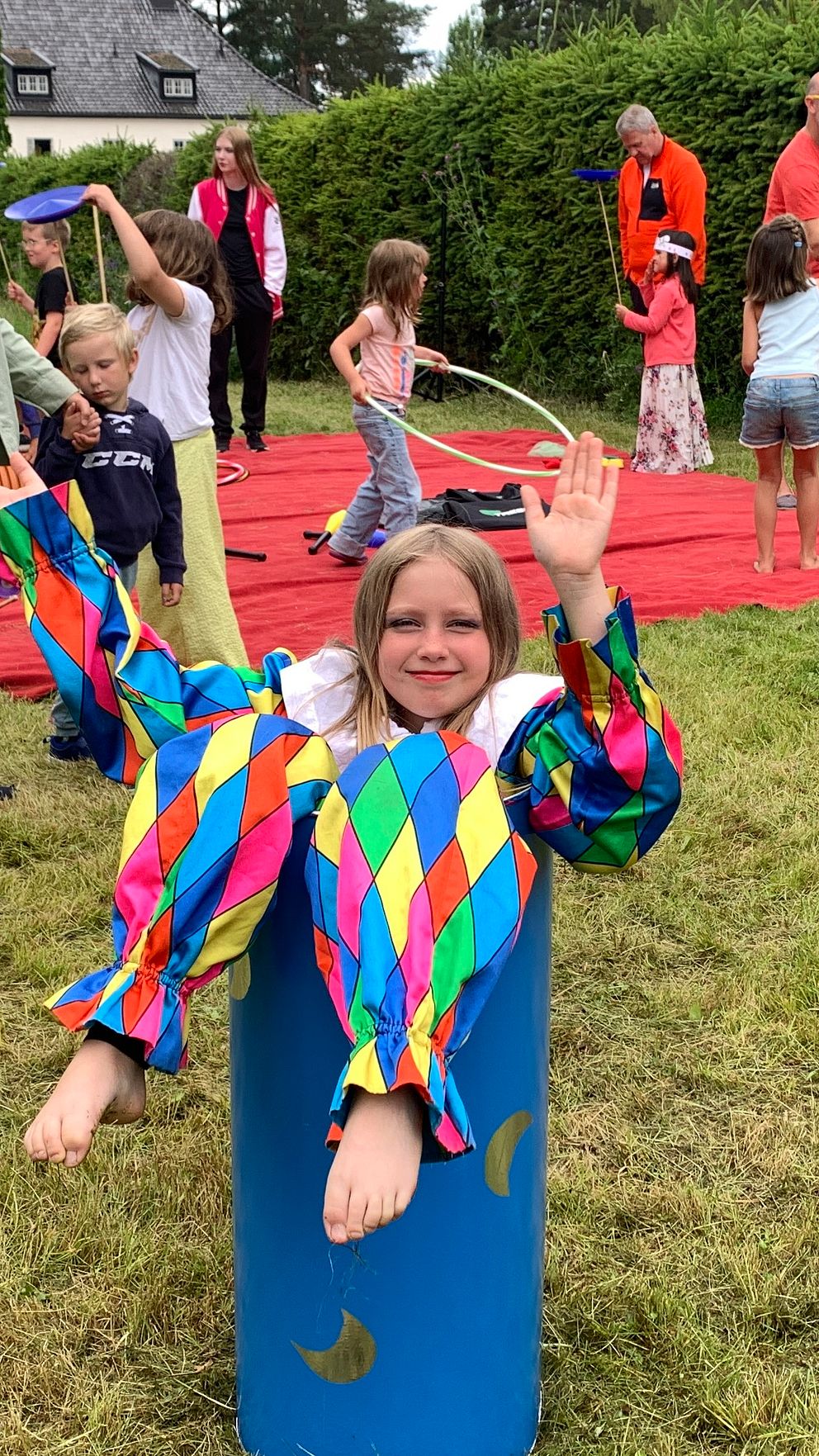 En flicka utför cirkus, flera barn står bakom och gör detsamma.