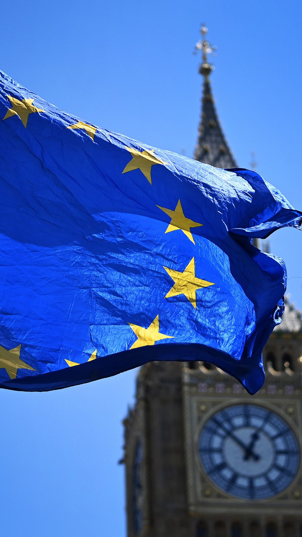 EU-flagga som flyger med Big Ben i bakgrunden.