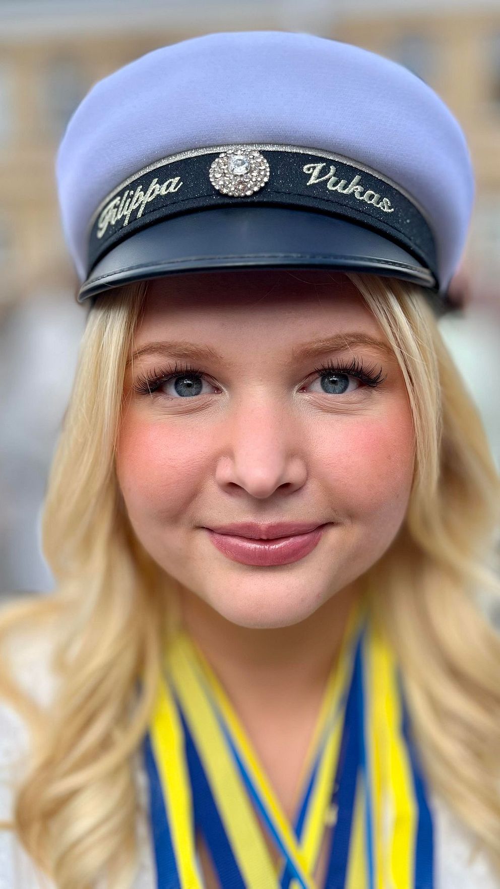 Ung kvinna i studentmössa