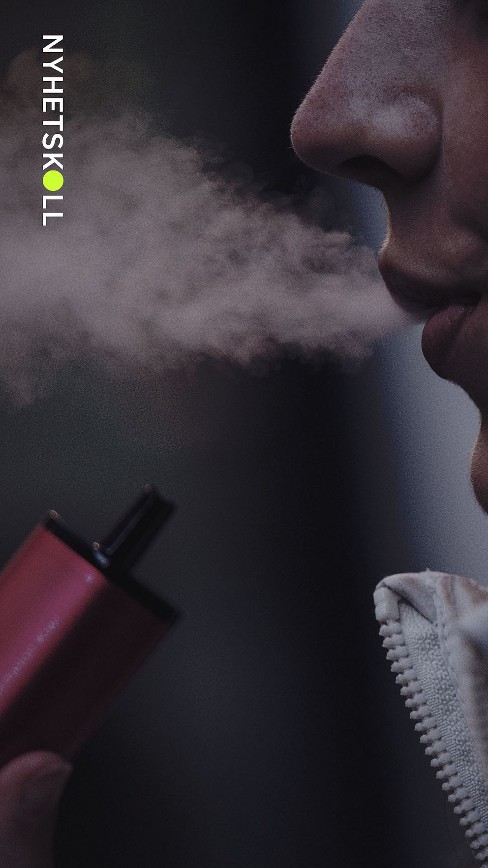 En ung tjej röker på en vape