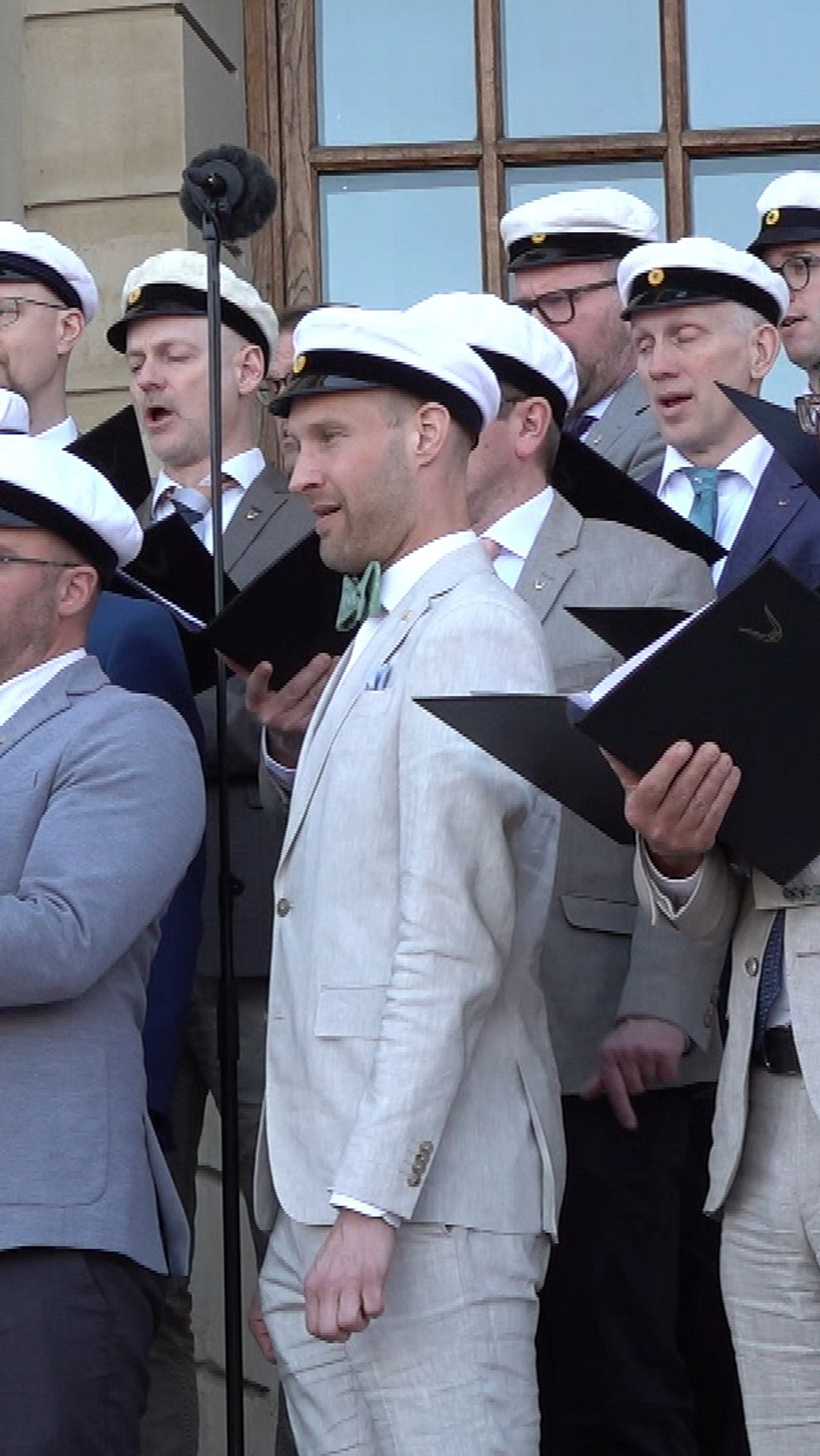 Orphei Drängar sjunger in våren på trappan vid Carolina Rediviva på Valborg i Uppsala 2024