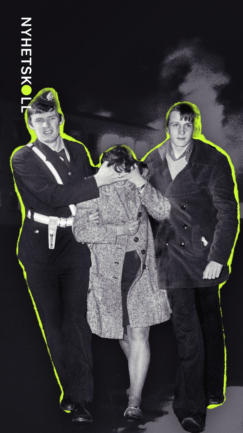 En polis och en civilperson leder en civil kvinna. En byggnad ryker i bakgrunden efter en explosion i Stockholm år 1975.