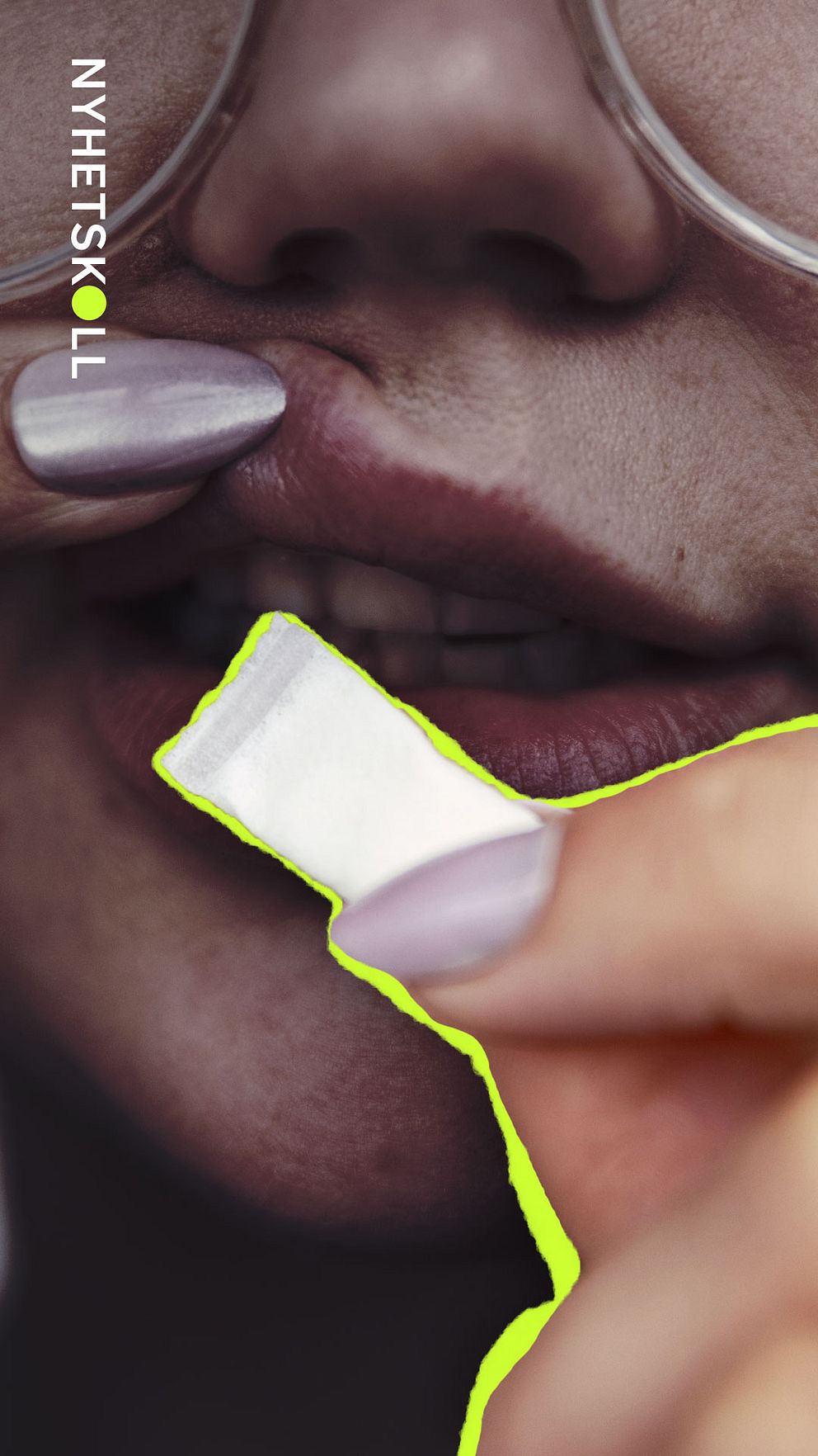 Dold ansikte med en hand med fixade naglar framför munnen. Håller i en prilla vitt snus framför läppen.