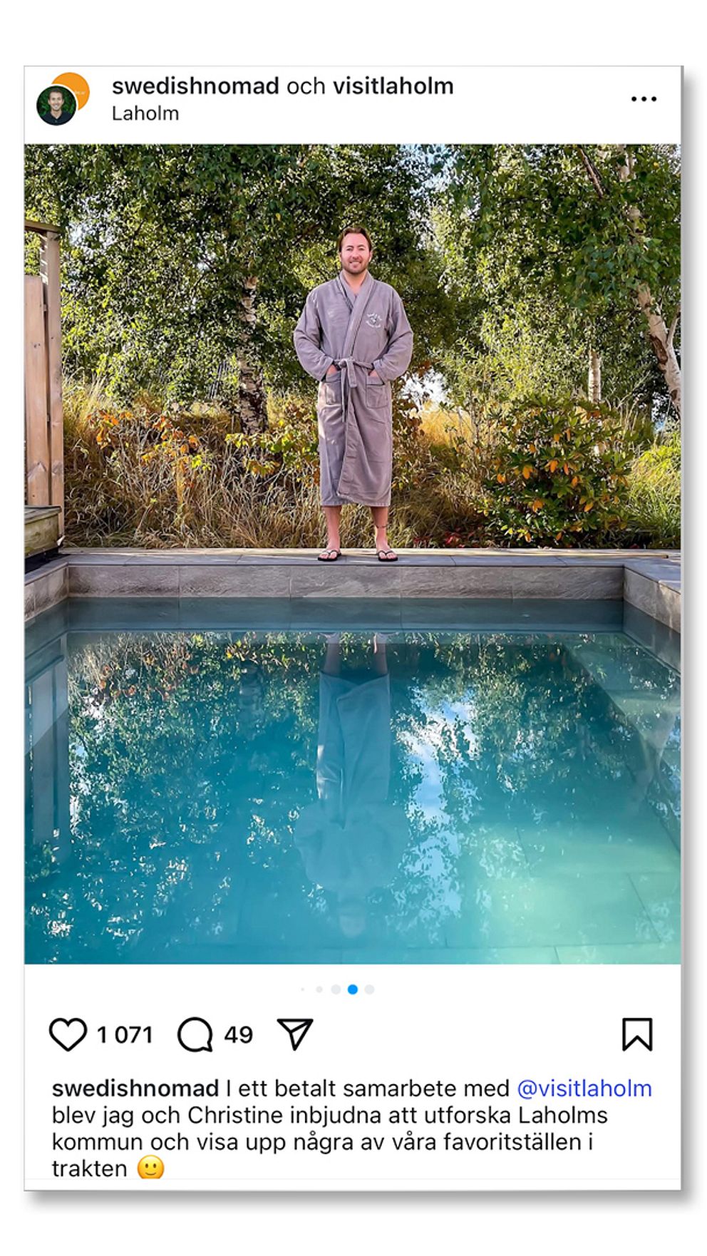 En person i grå morgonrock står vid en pool, Instagram-inlägg syns i bilden.