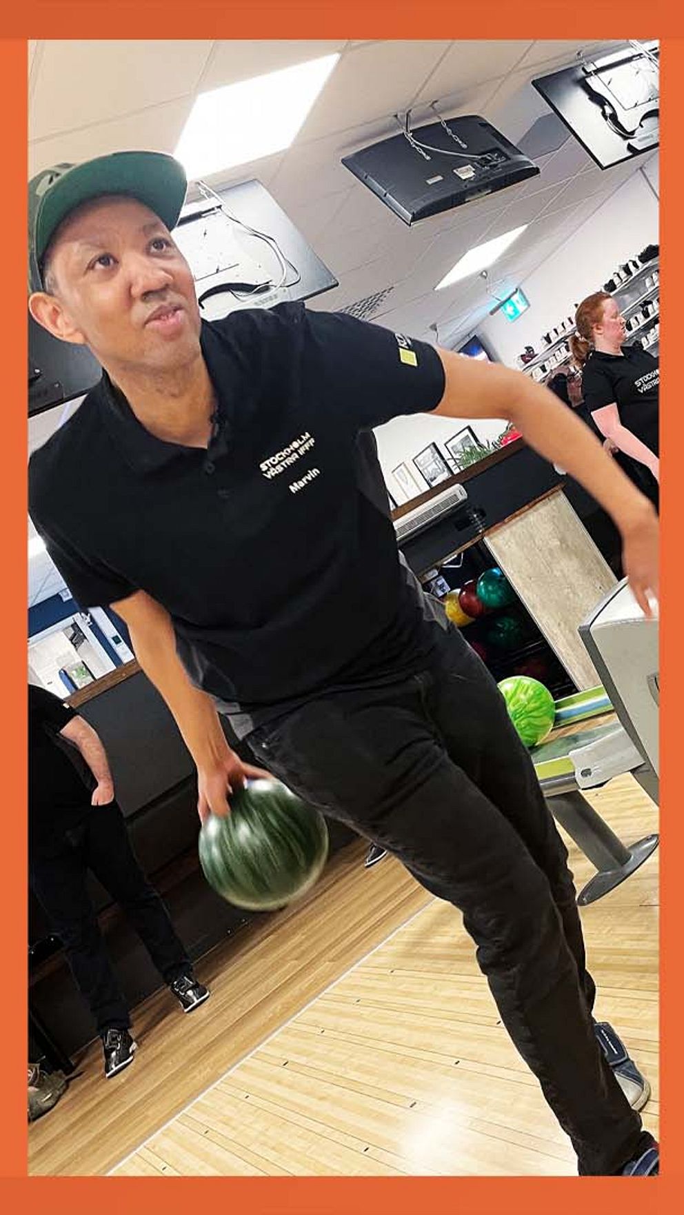 Tredelad bild. Vänster: high-five bland bowlare. Mitten: man kastar bowlingklot. Höger: klot rullar mot käglor.