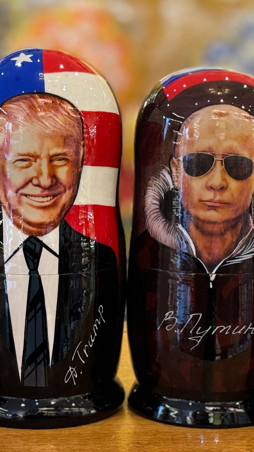 Ryska dockor med amerikanska politiker, klädda i flaggteman.