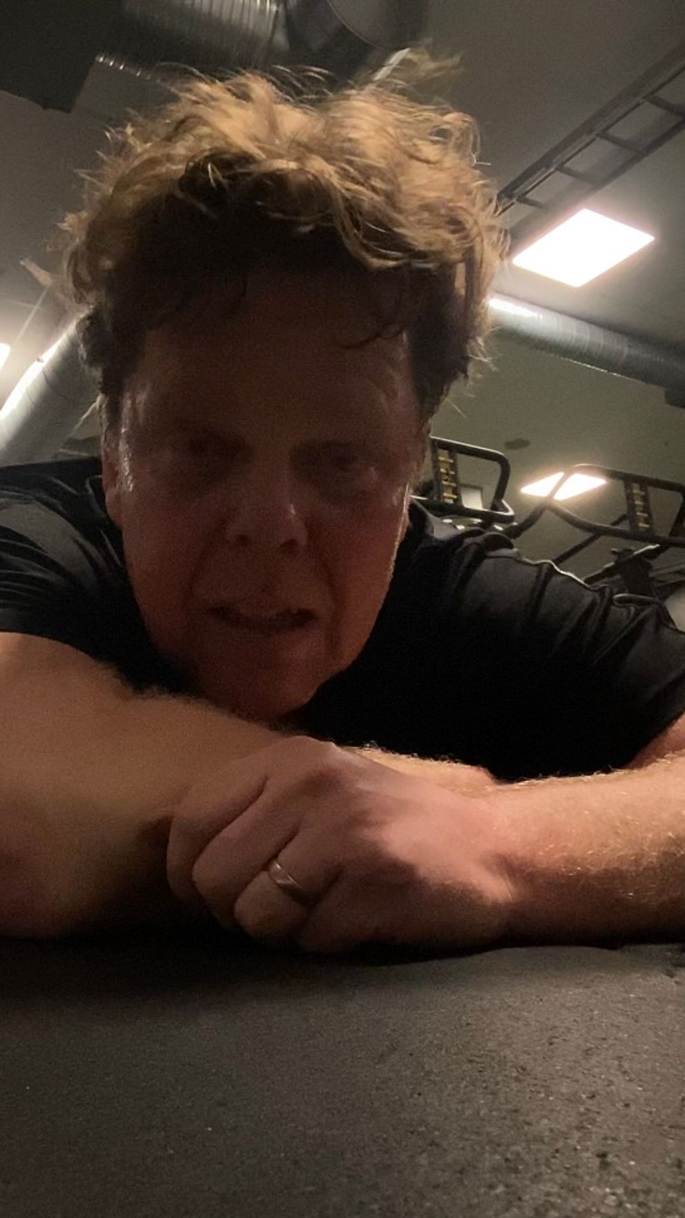 Trött person på gymmet.