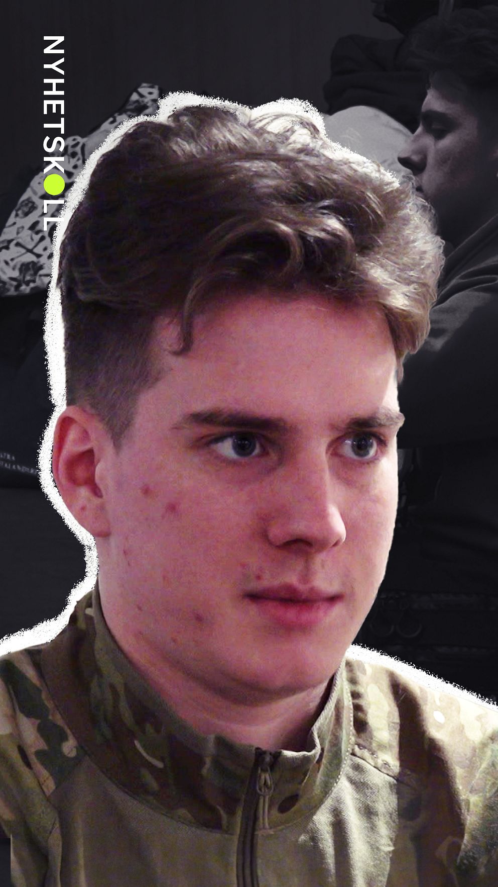 En person iförd en militärmönstrad tröja med dragkedja, med tillhörande text ”NYHETSKOLL” i ett vertikalt format på bilden. I bakgrunden syns diffusa konturer av ytterligare personer.