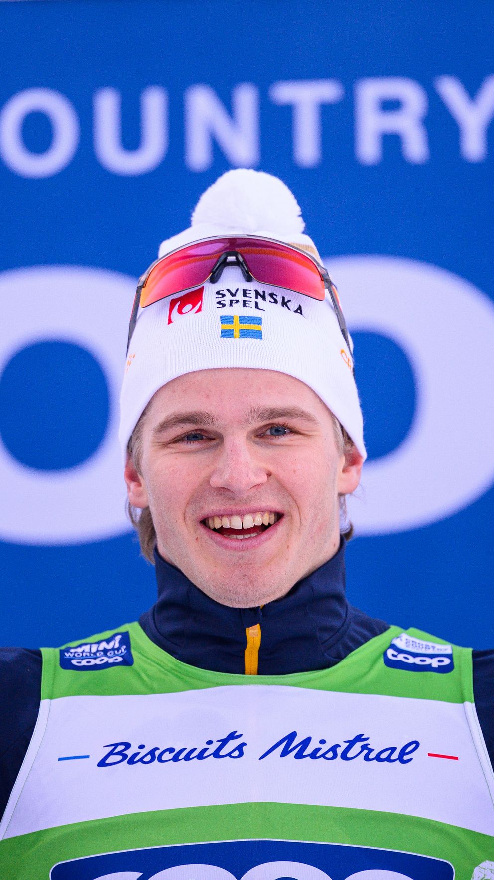 Edvin Anger firar vinsten i Les Rousses