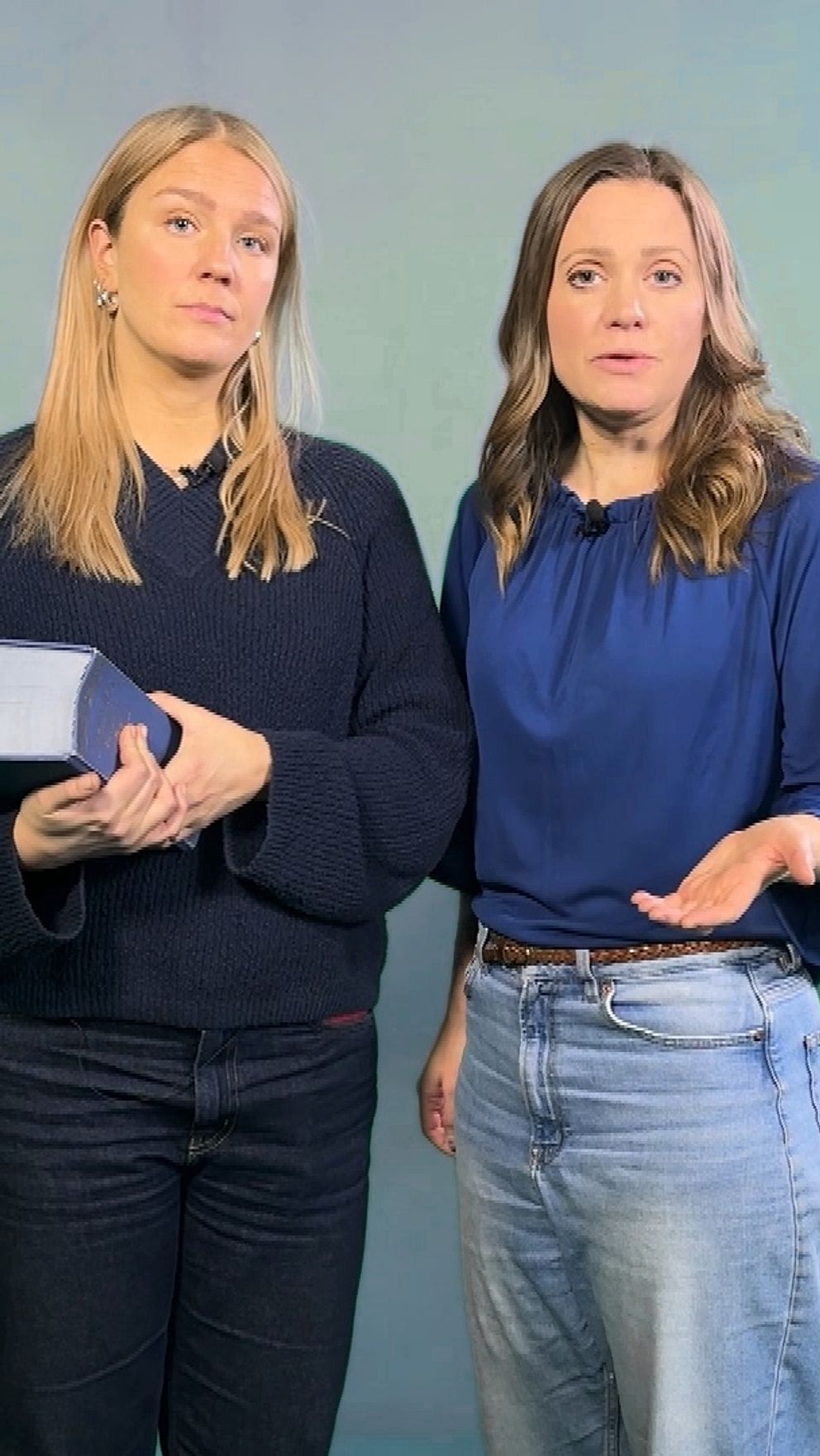 två reportrar, Greta Hansson Vikström med en lagbok, och bredvid henne står reporter Jennifer Howgate, båda jobbar på SVT Nyheter Dalarna.