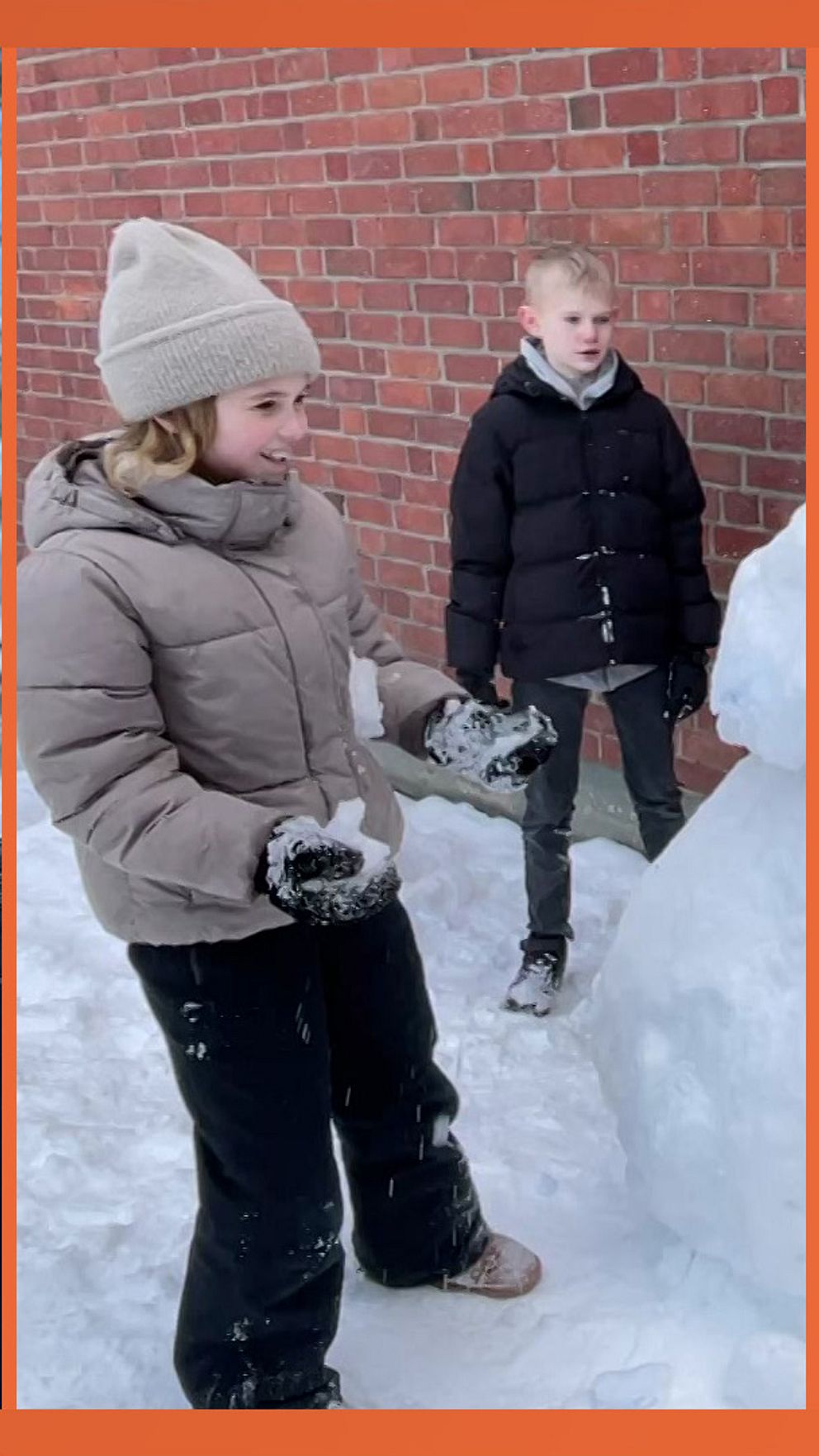 Tredelad bild. Vänster: Läraren Ewa Arnesen. Mitten: Barn bygger snögubbe. Till höger: Snögubbe målas med blått och rött.