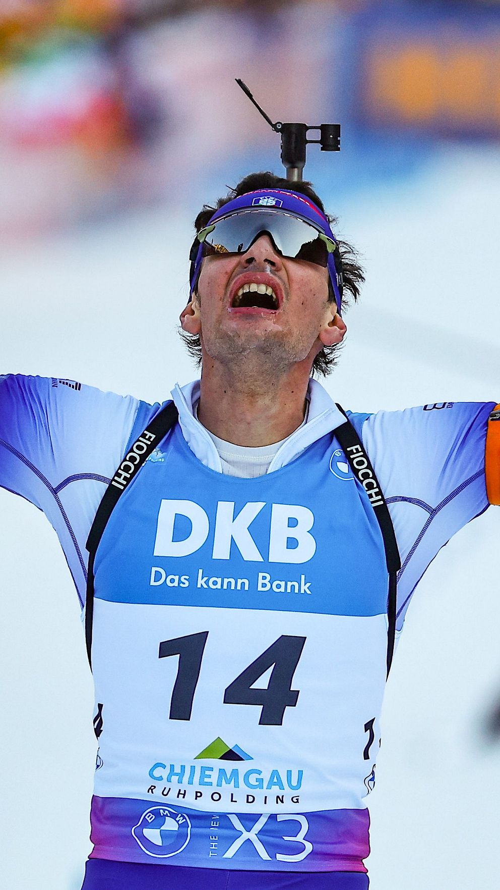Tommaso Giacomel jublar på upploppet i herrarnas masstart i skidskytte