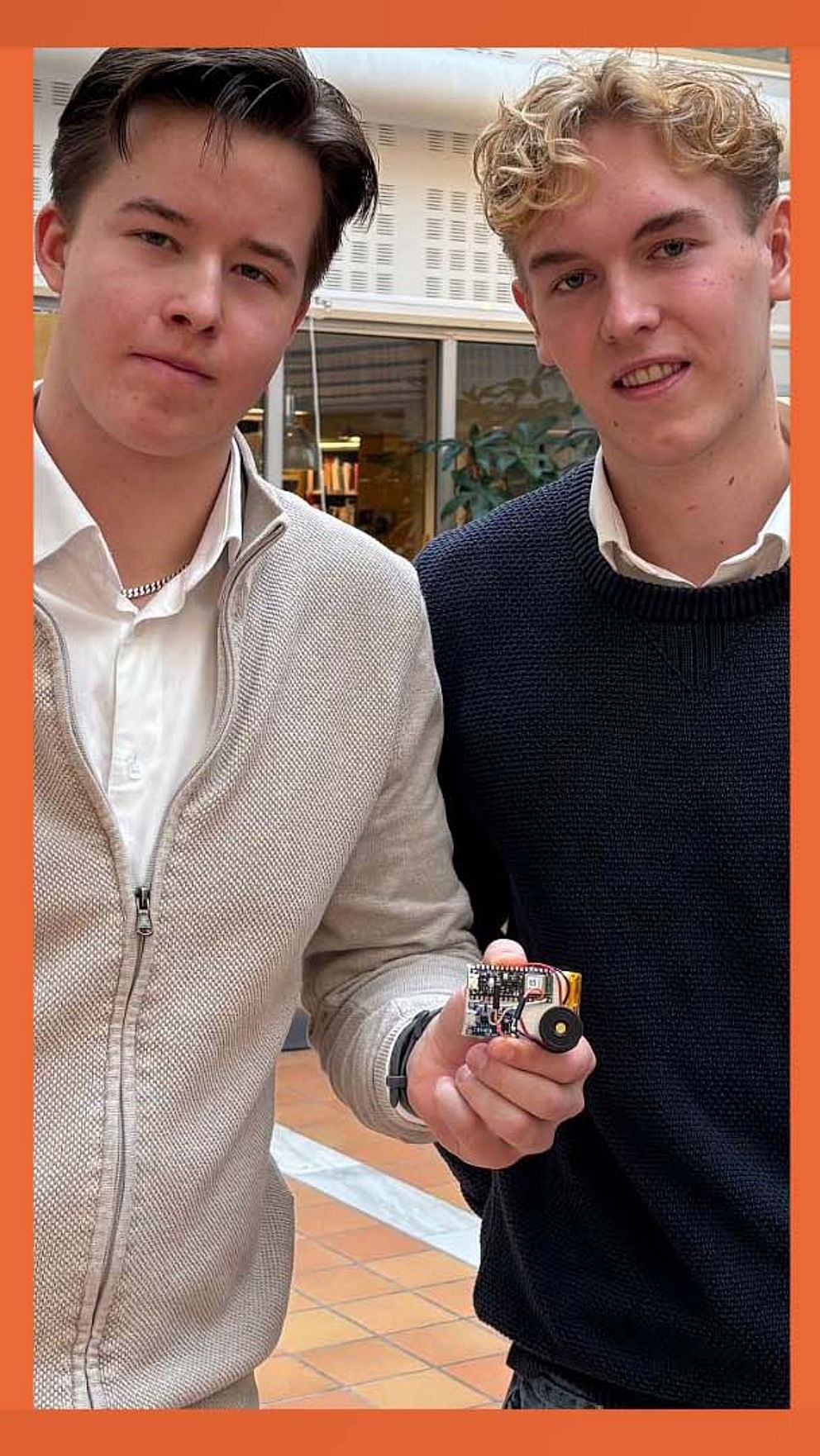 Tredelad bild. Vänster: hand håller en elektronisk enhet. Mitten: två personer visar en enhet. Höger: äldre man använder en smartphone.