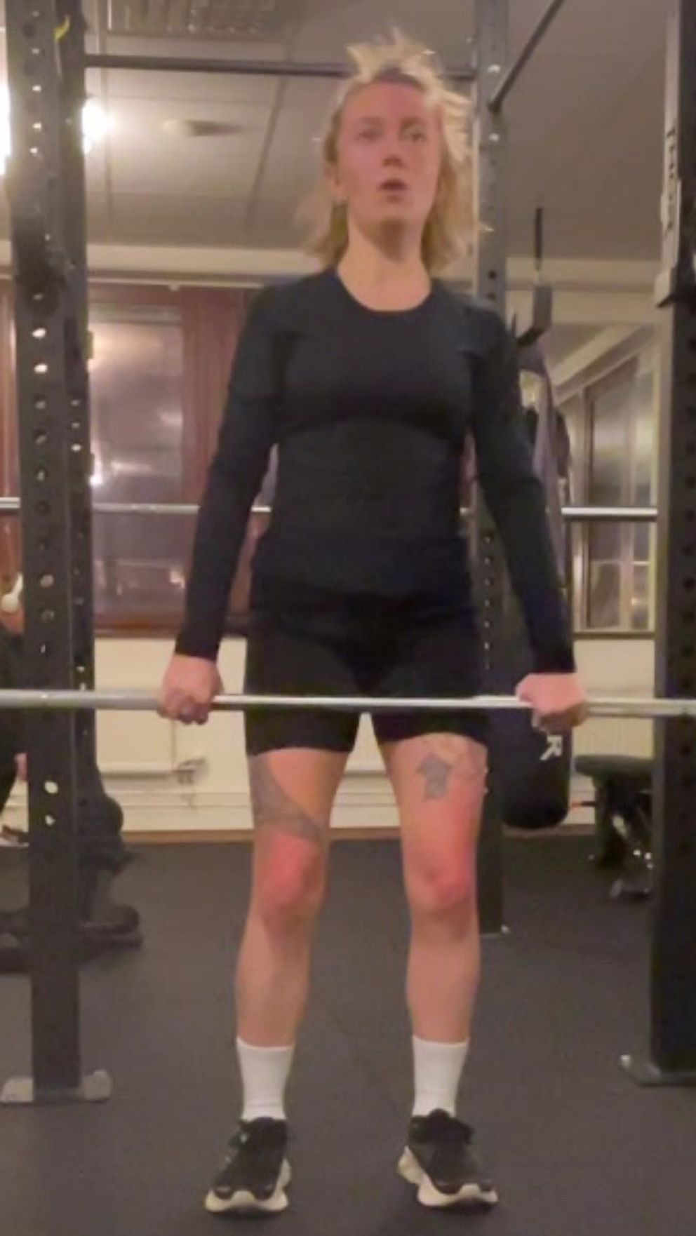 bilden visar SVT:s reporter Moa Roos när hon lyfter vikter på ett gym