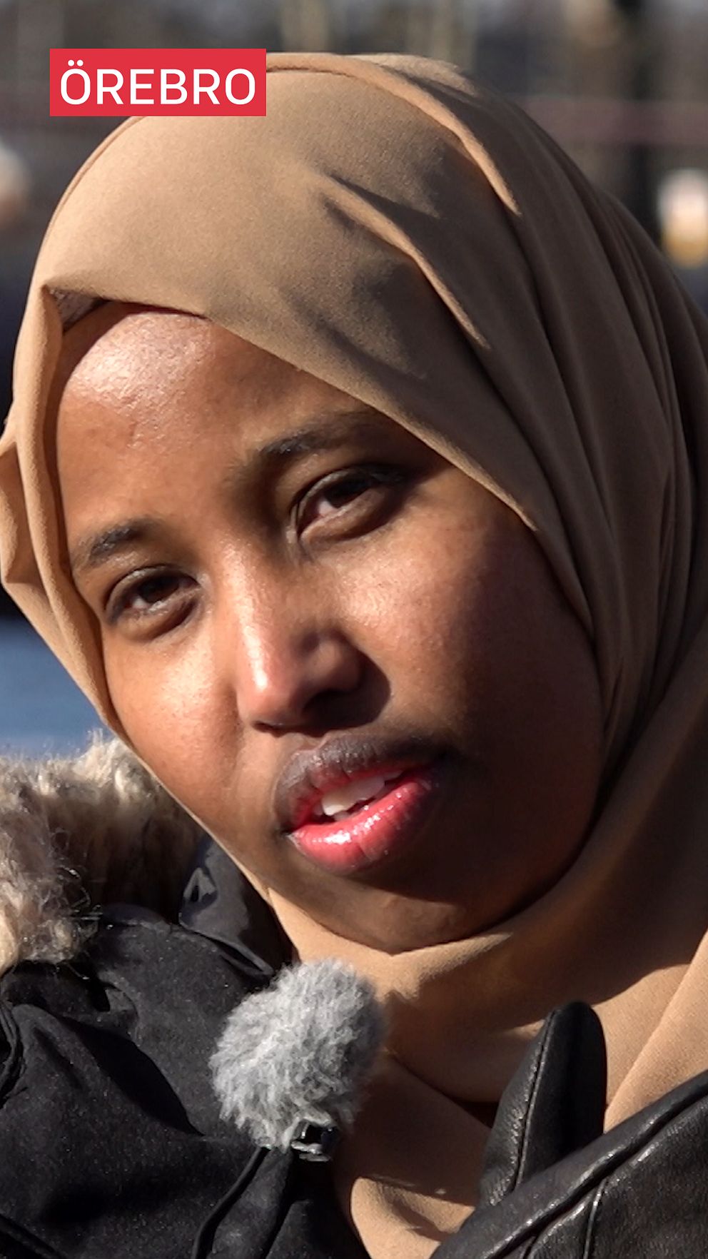 Person i brun hijab.