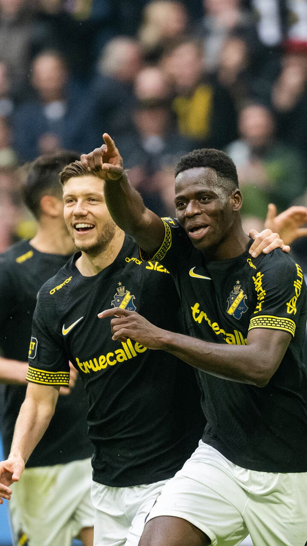 AIK-spelare firar mot IFK Norrköping.