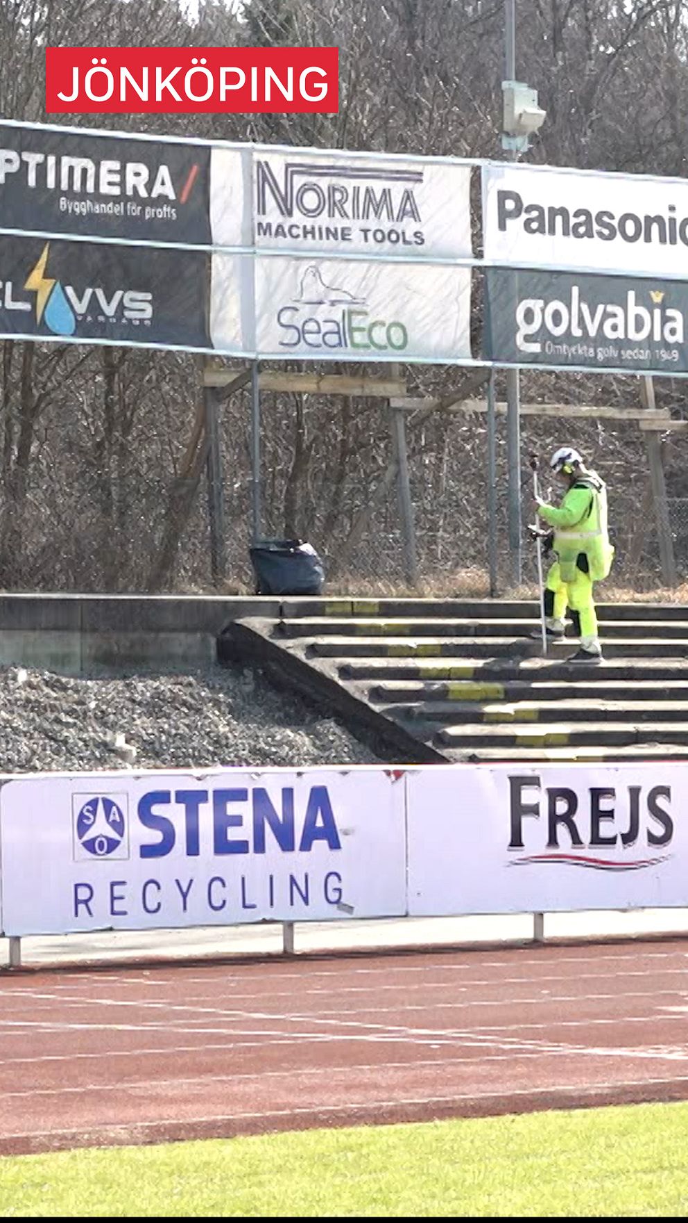 Person i skyddsutrustning går upp för läktartrappa i Värnamo.