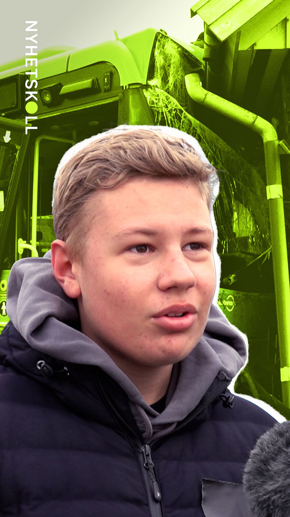 En ung kille framför en totalförstörd buss, som kört in i ett hus.