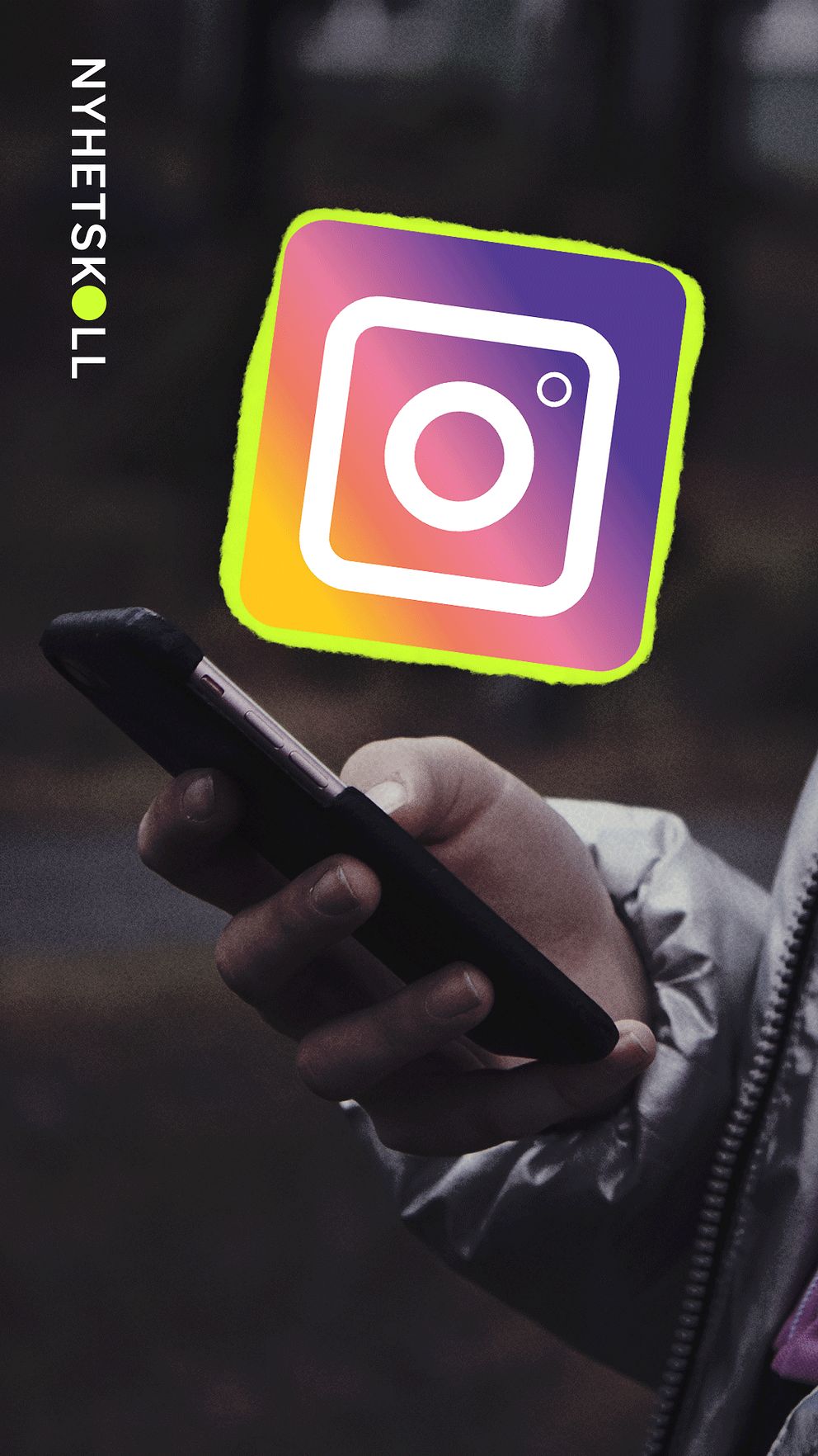 Ung person håller i mobil, Instagram-logga ovanför, texten ”Nyhetskoll” till vänster.