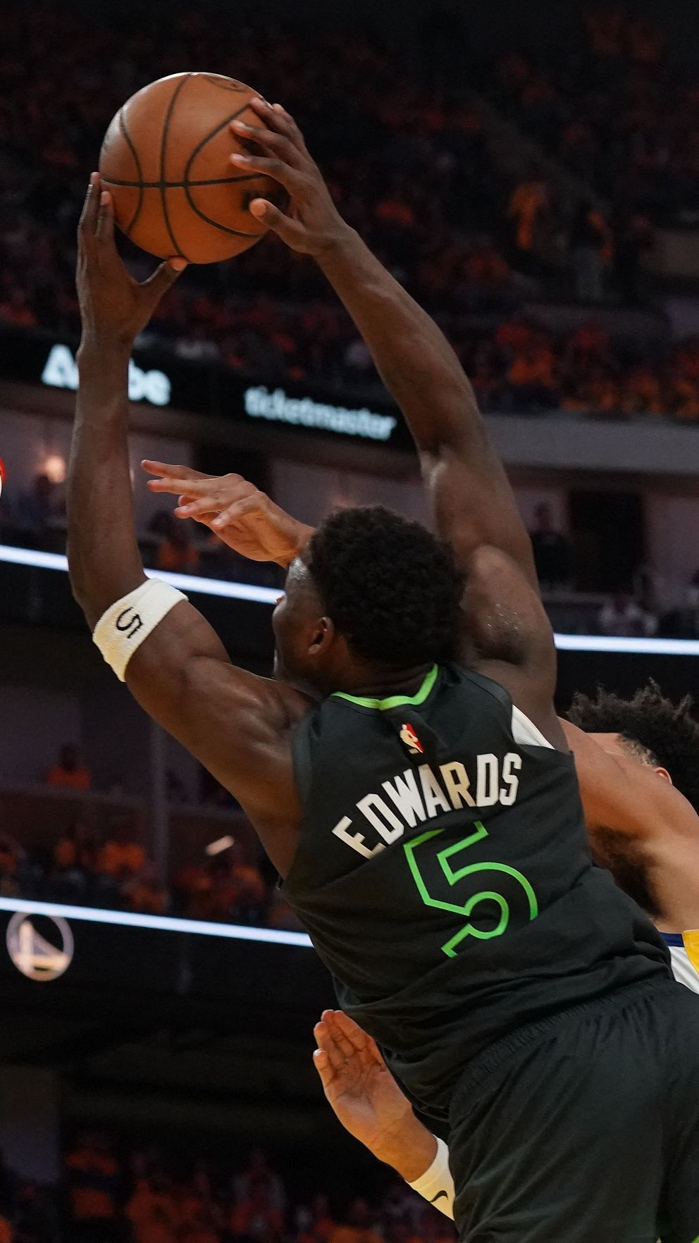 Anthony Edwards gör en dunks över motståndare under en basketmatch med publik i bakgrunden.