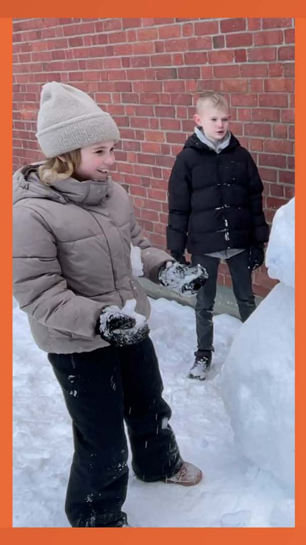 Tredelad bild. I mitten: barn bygger snögubbe. Till höger: kvinna dekorerar snöskulptur.