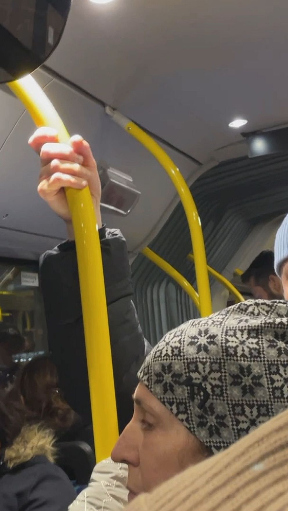 Människor ombord på en innerstadsbuss.