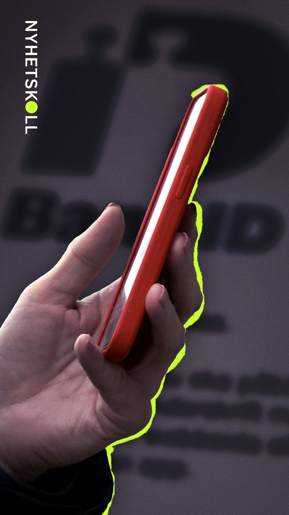 En bild på mobilt bank-id med loggan. En hand som håller i en mobiltelefon.