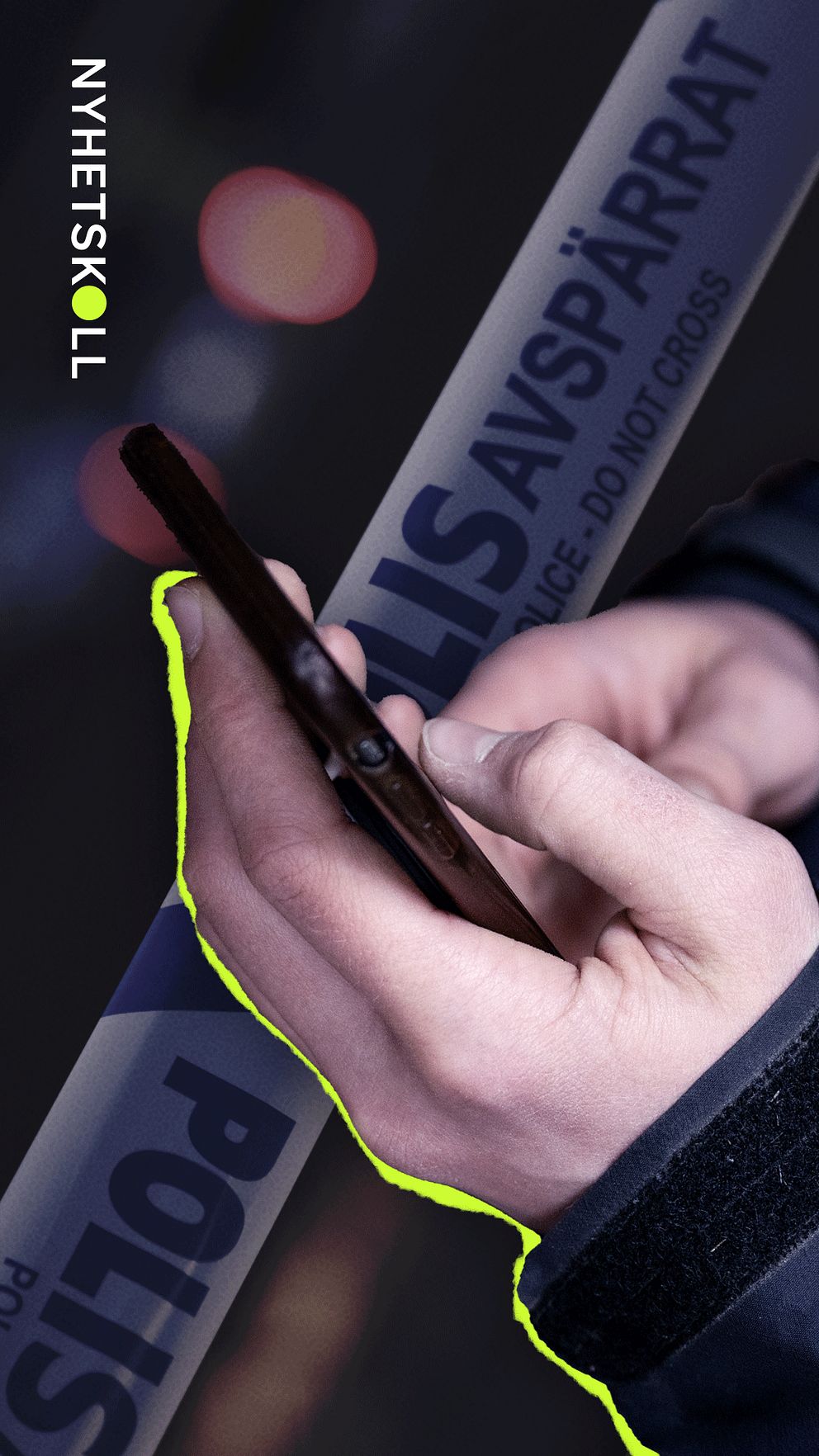 En hand håller en mobiltelefon framför ett avspärrningsband som det står ”Polis avspärrat” på. Loggan Nyhetskoll syns i övre vänster hörn.