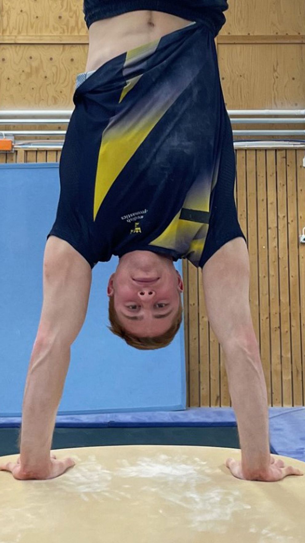 Filip Lidbeck visar hur grenen hopp fungerar.