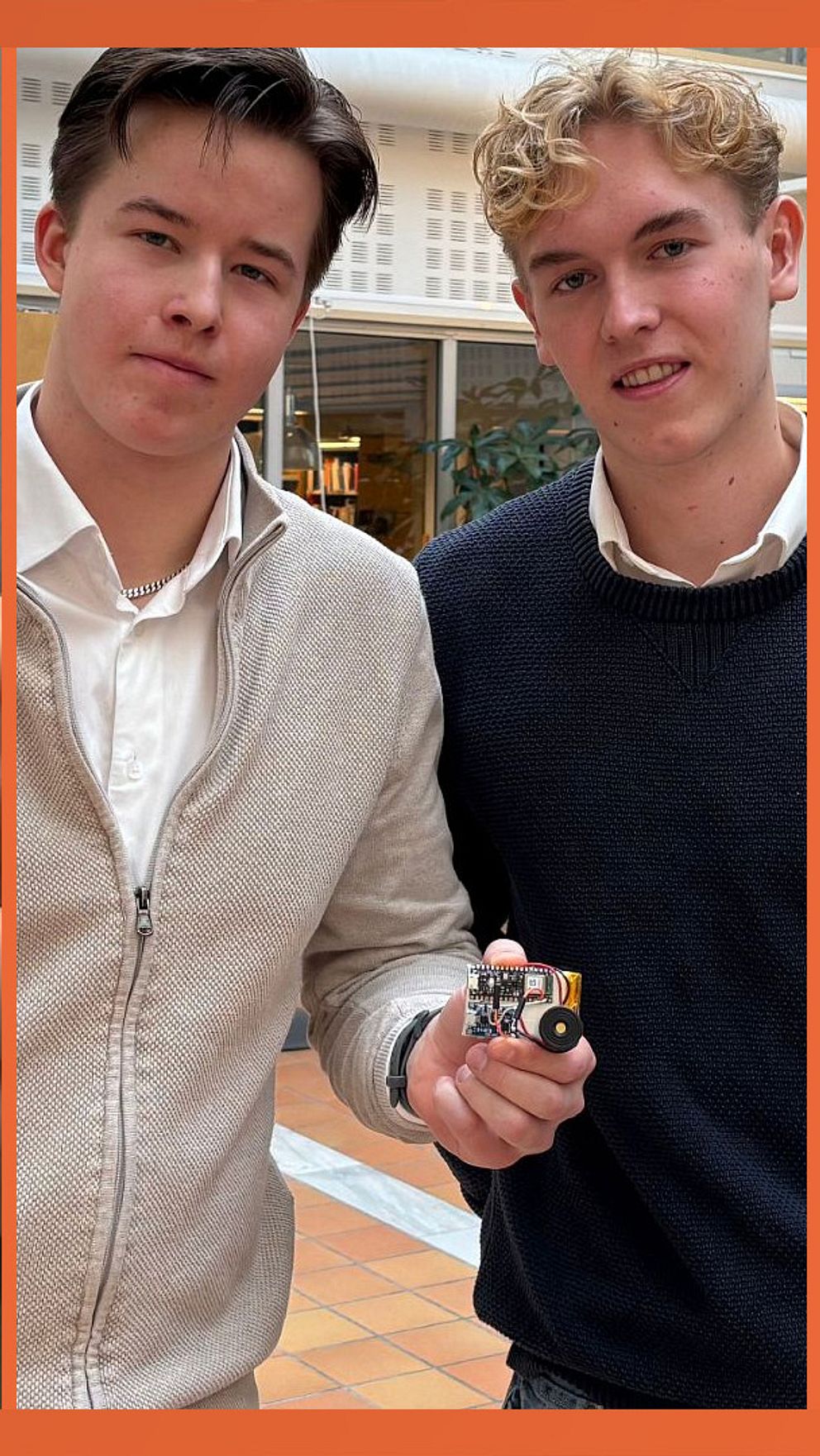 Tredelad bild. Vänster: hand håller en elektronisk enhet. Mitten: två personer visar en liten enhet. Höger: person använder smartphone.