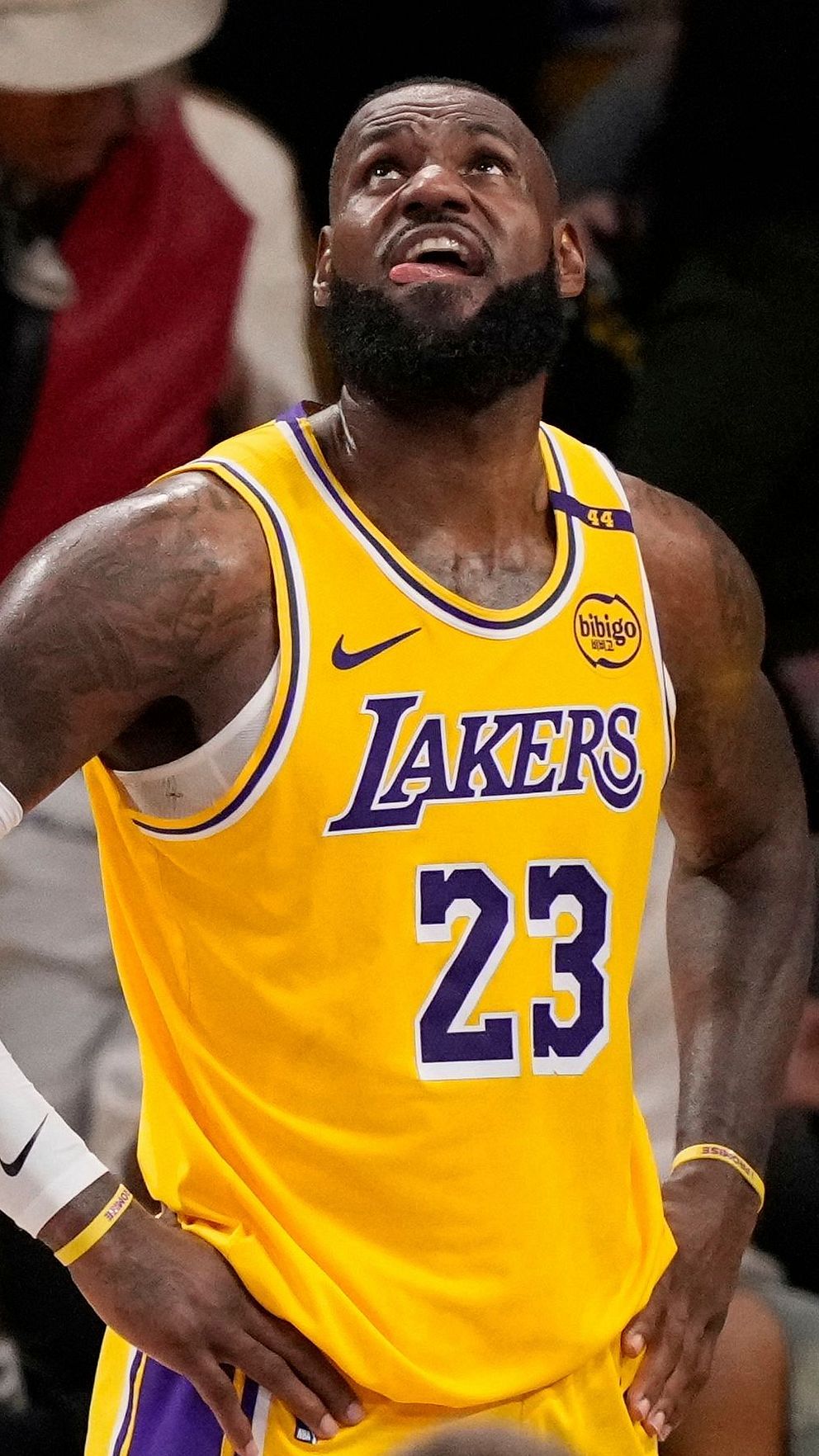 Basketspelare Lebron James i Lakers-tröja nummer 23 står på planen under en match.