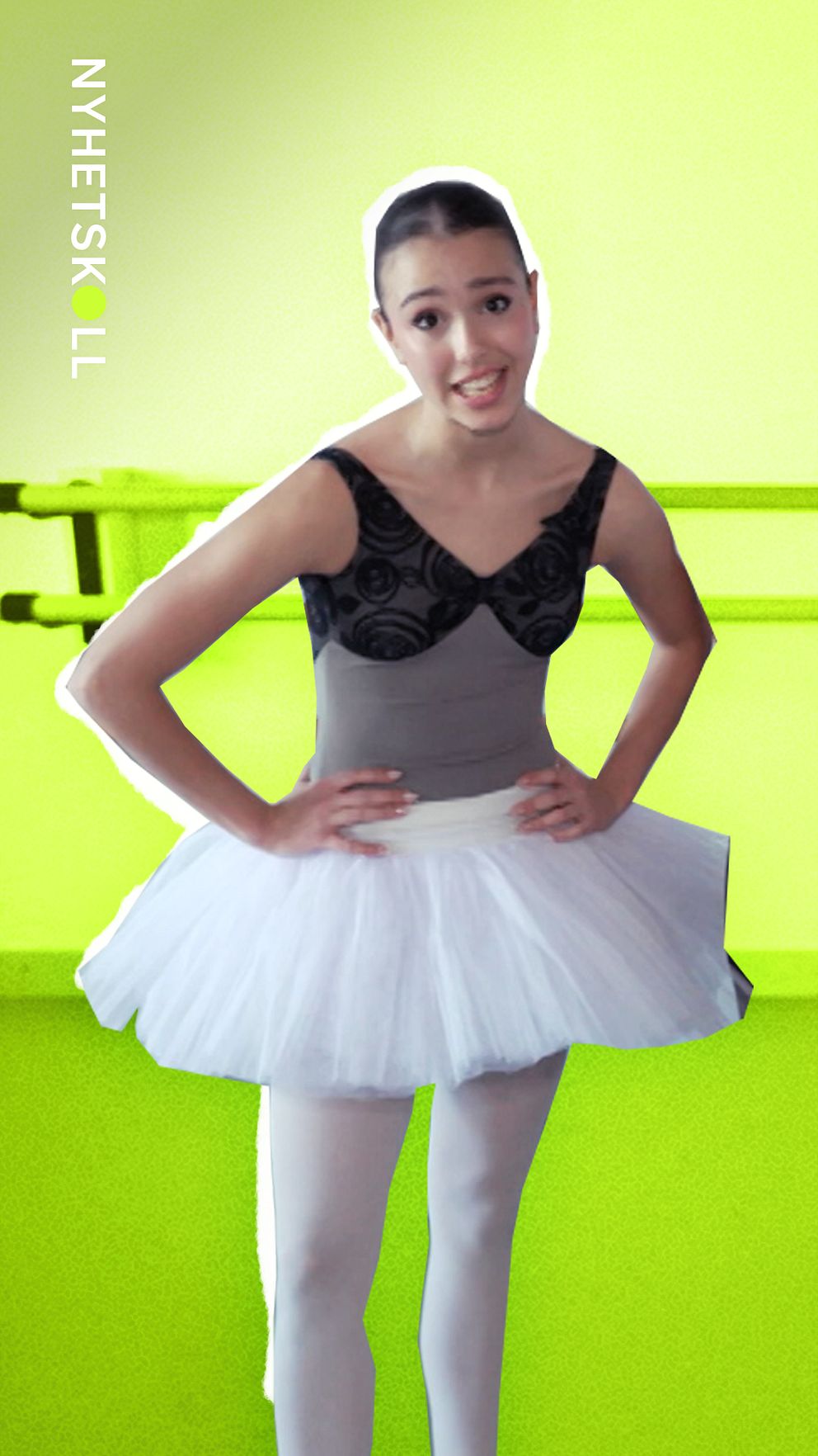 Ballerina står med händerna på höfterna mot en grön bakgrund.