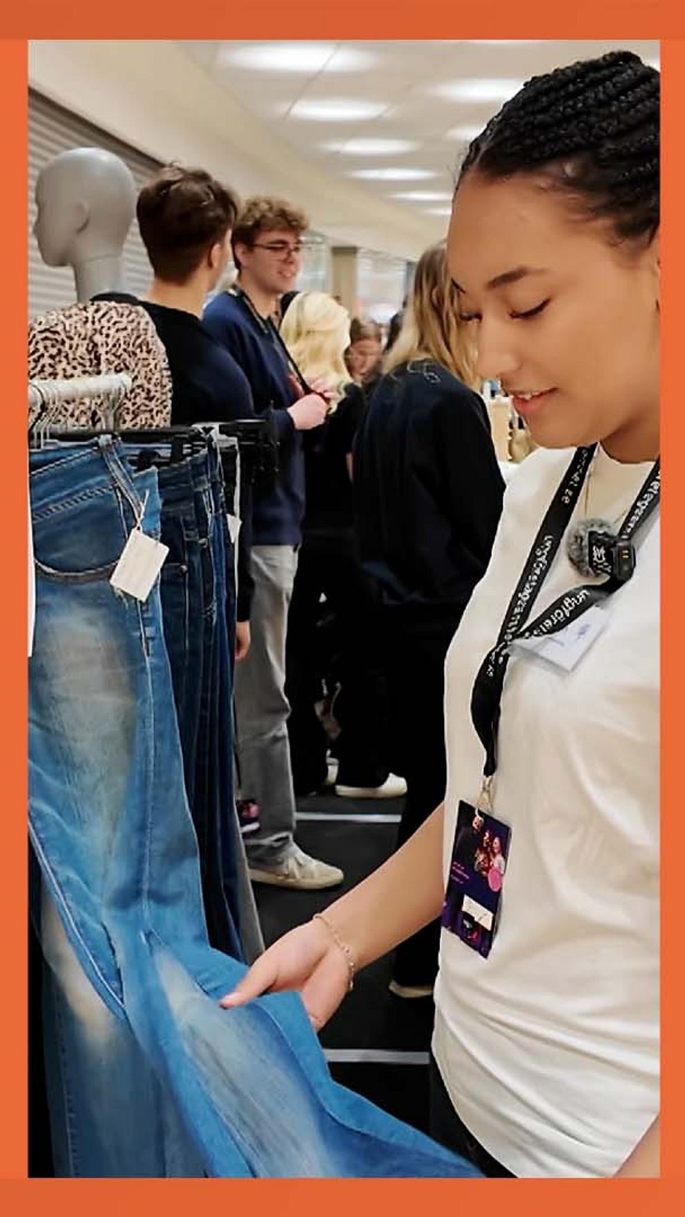 Tredelad bild. Vänster: Kund inspekterar byxor. Mitten: Person betraktar jeans på klädställning. Höger: Närbild på person med mikrofon.