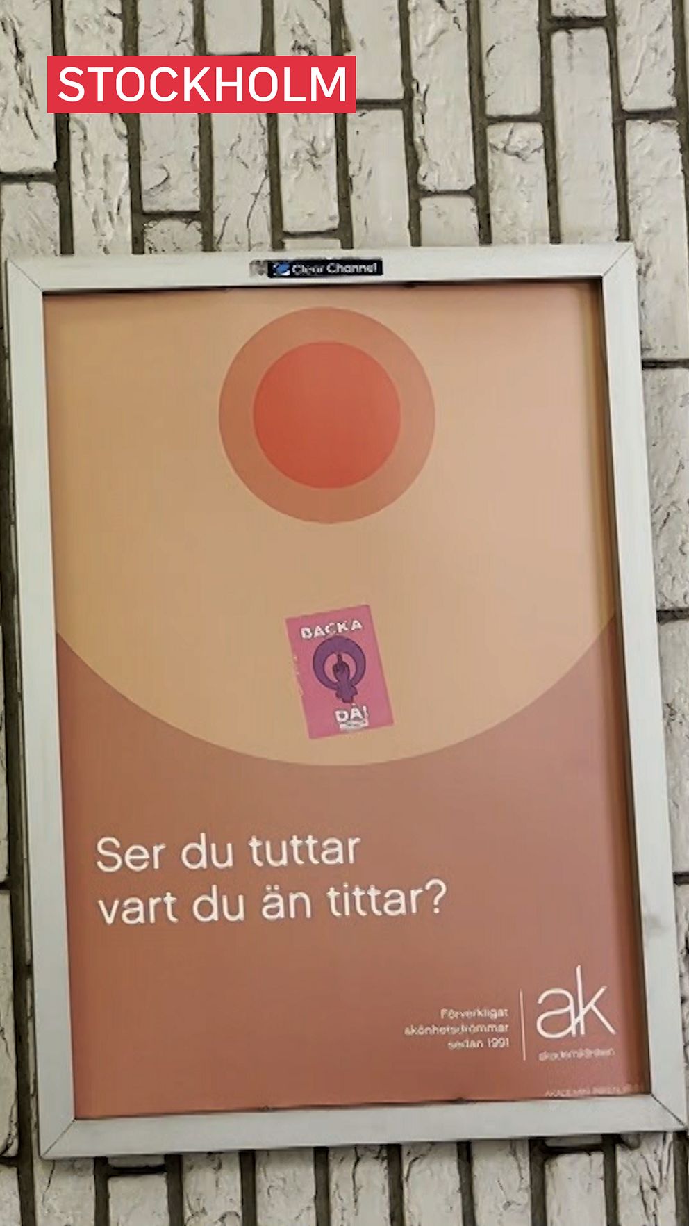 Bild på den kritiserade tuttreklamen i tunnelbanan. Beige och rosa cirklar, text: ”Ser du tuttar vart du än tittar?”
