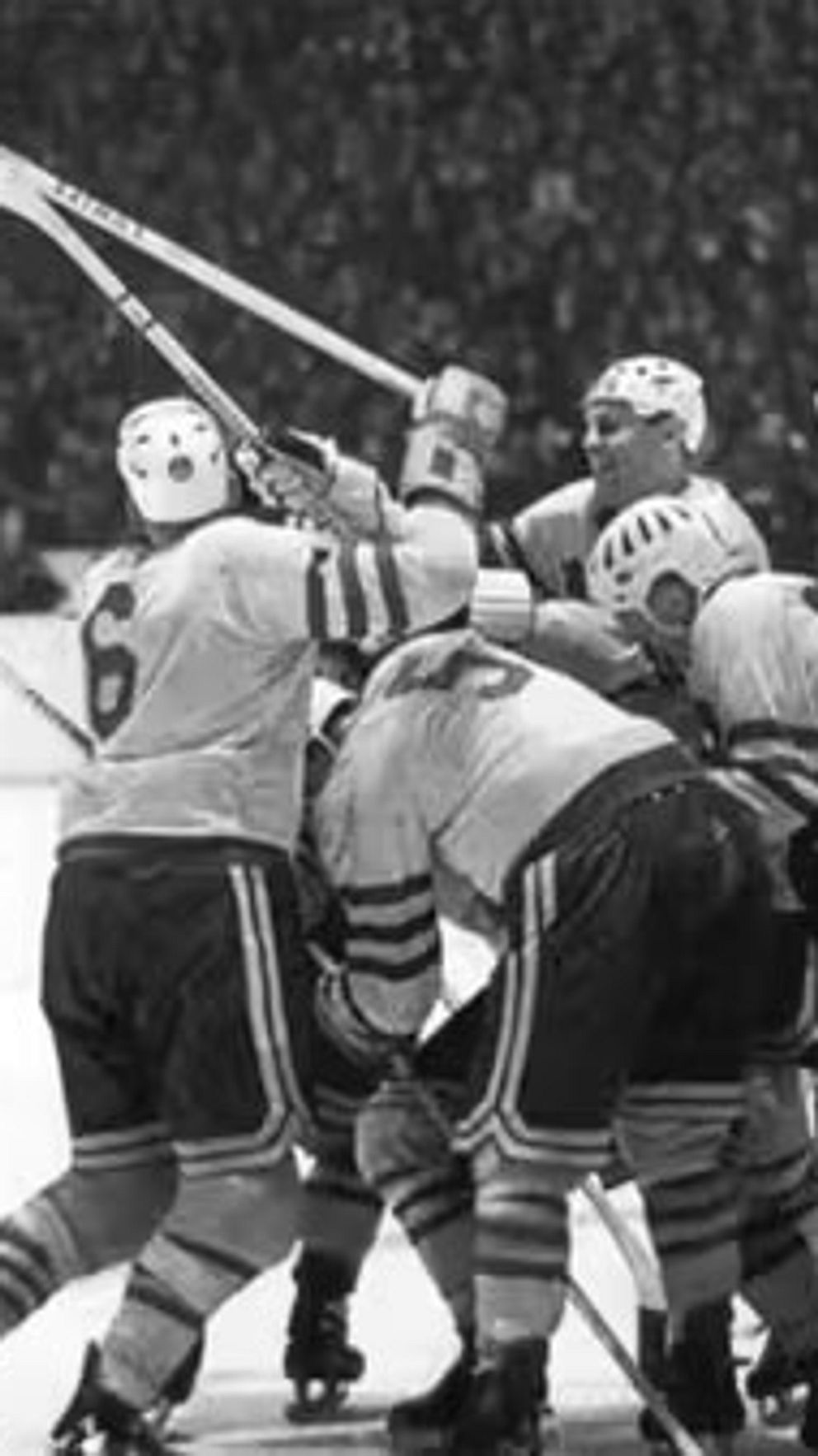 Ishockeyspelare firar tillsammans på isen inför jublande publik.