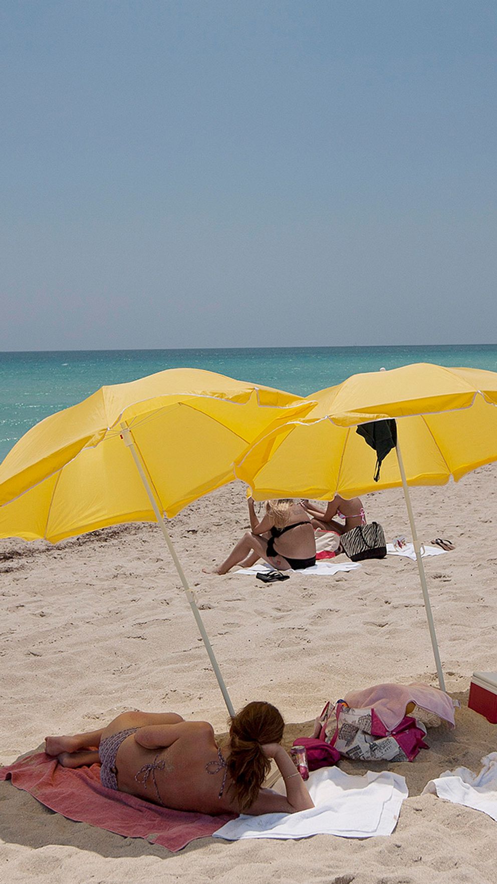 En kvinna på en strand i Miami.