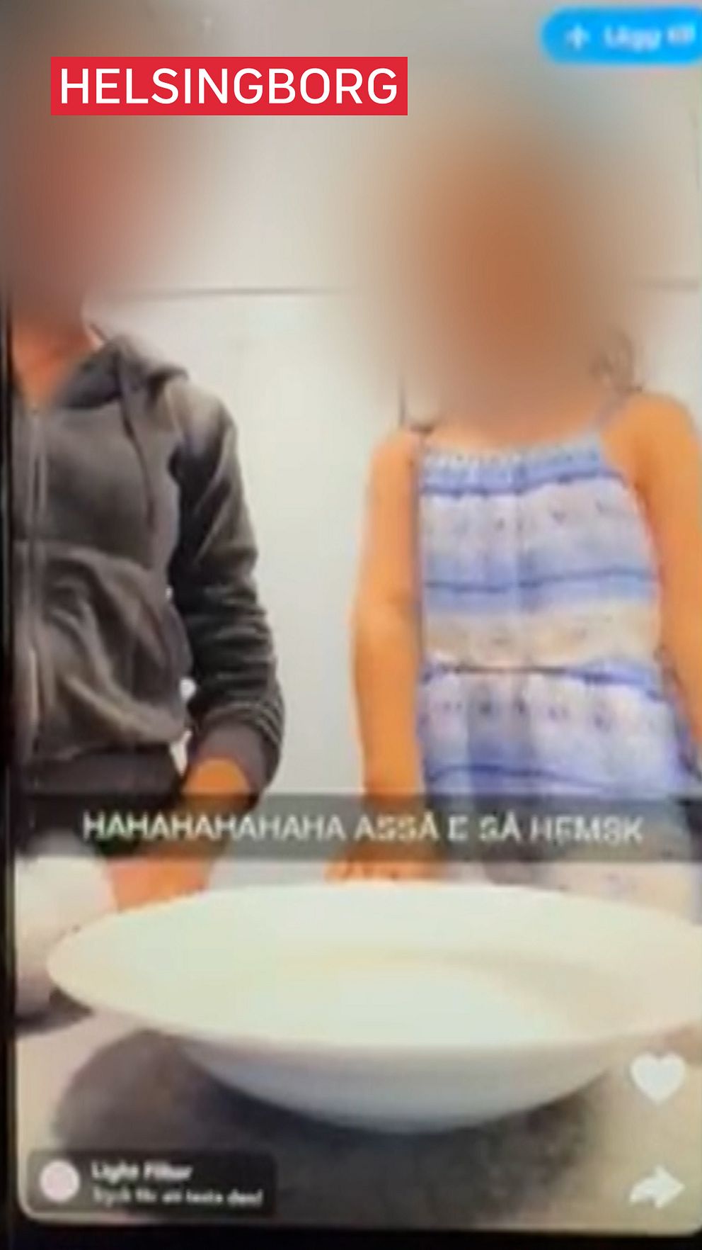 Två suddiga personer vid ett bord med skål, texten ”HELSINGBORG” högst upp.