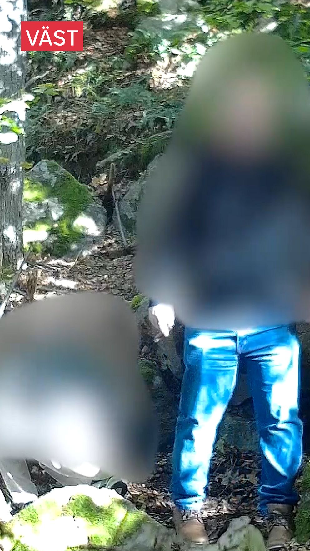 Två anonymiserade män i skogsmiljö. ”Väst” skrivet i vänstra hörnet.
