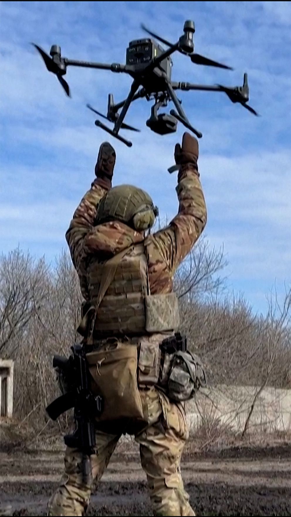 En ukrainsk soldat släpper en spaningsdrönare mot himlen.