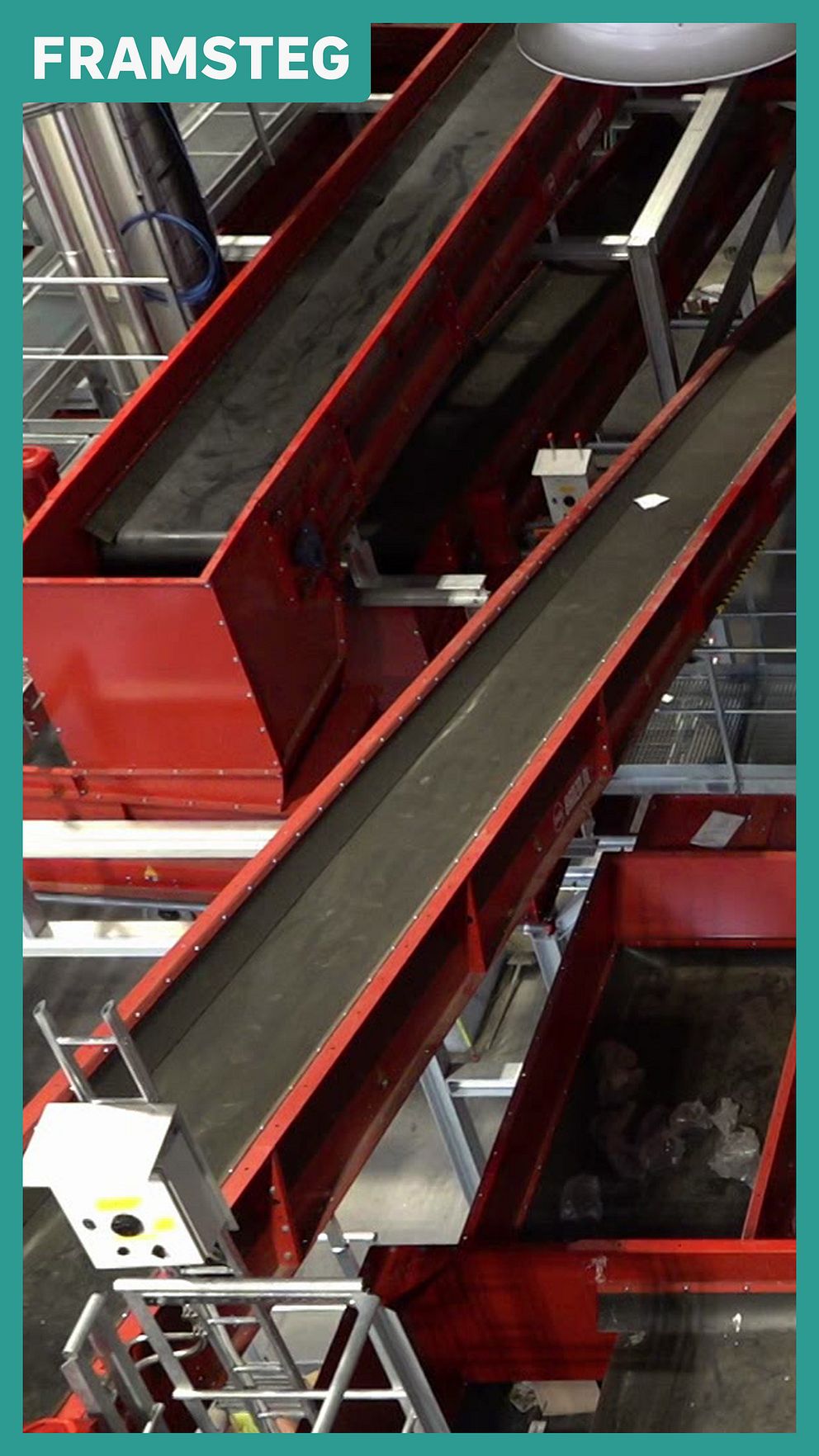 Två röda transportband i en industriell anläggning, sedda uppifrån.